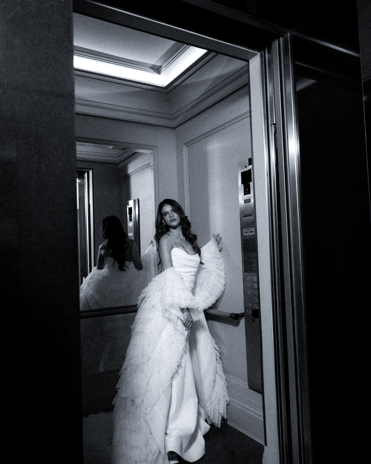 fotografia moderna em elevador no Palácio Tangará de noiva