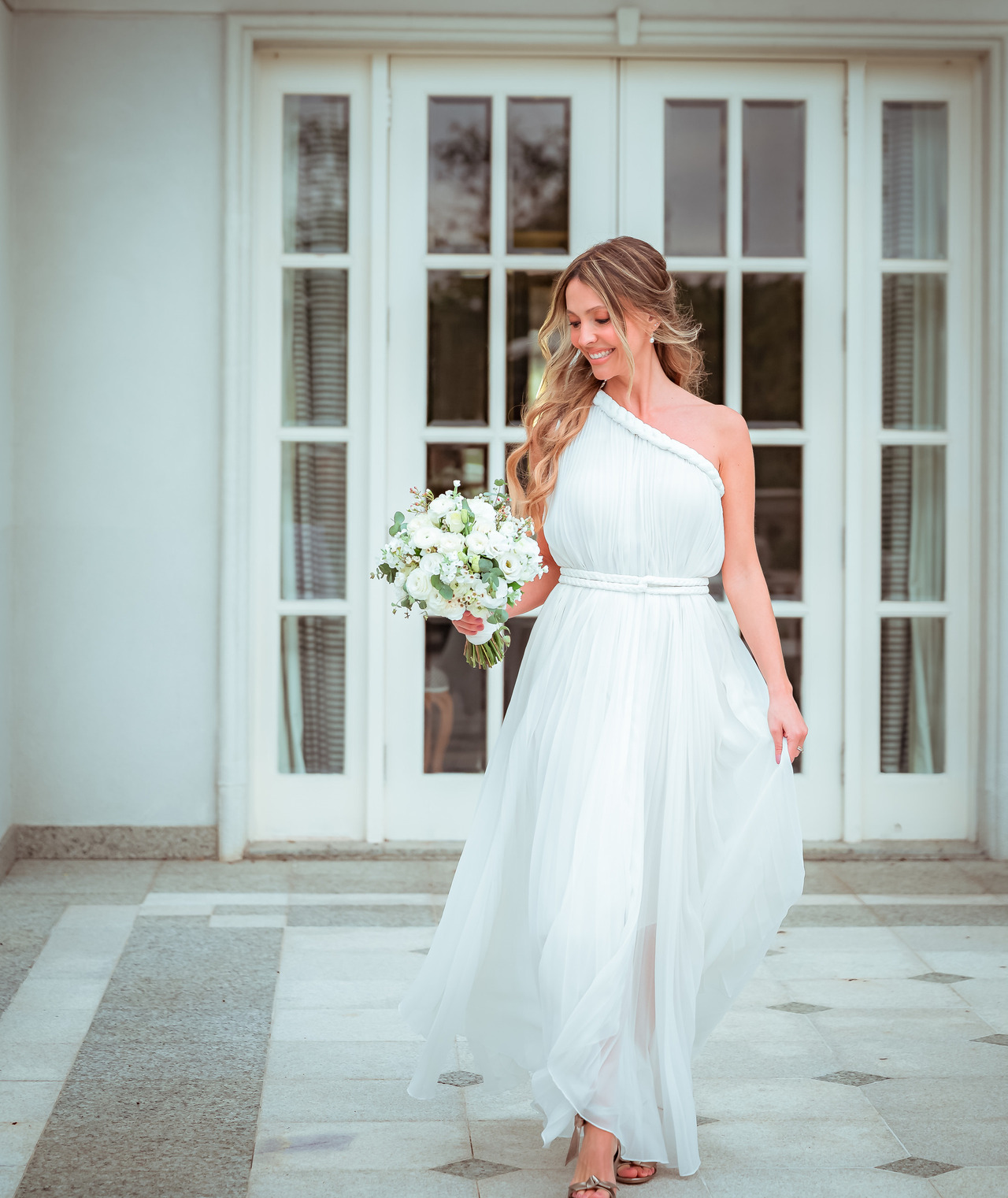 Noiva com vestido estilo grego de alça única e maquiagem leve no Palácio Tangará, registro elegante de casamento intimista por Yuri Nunes