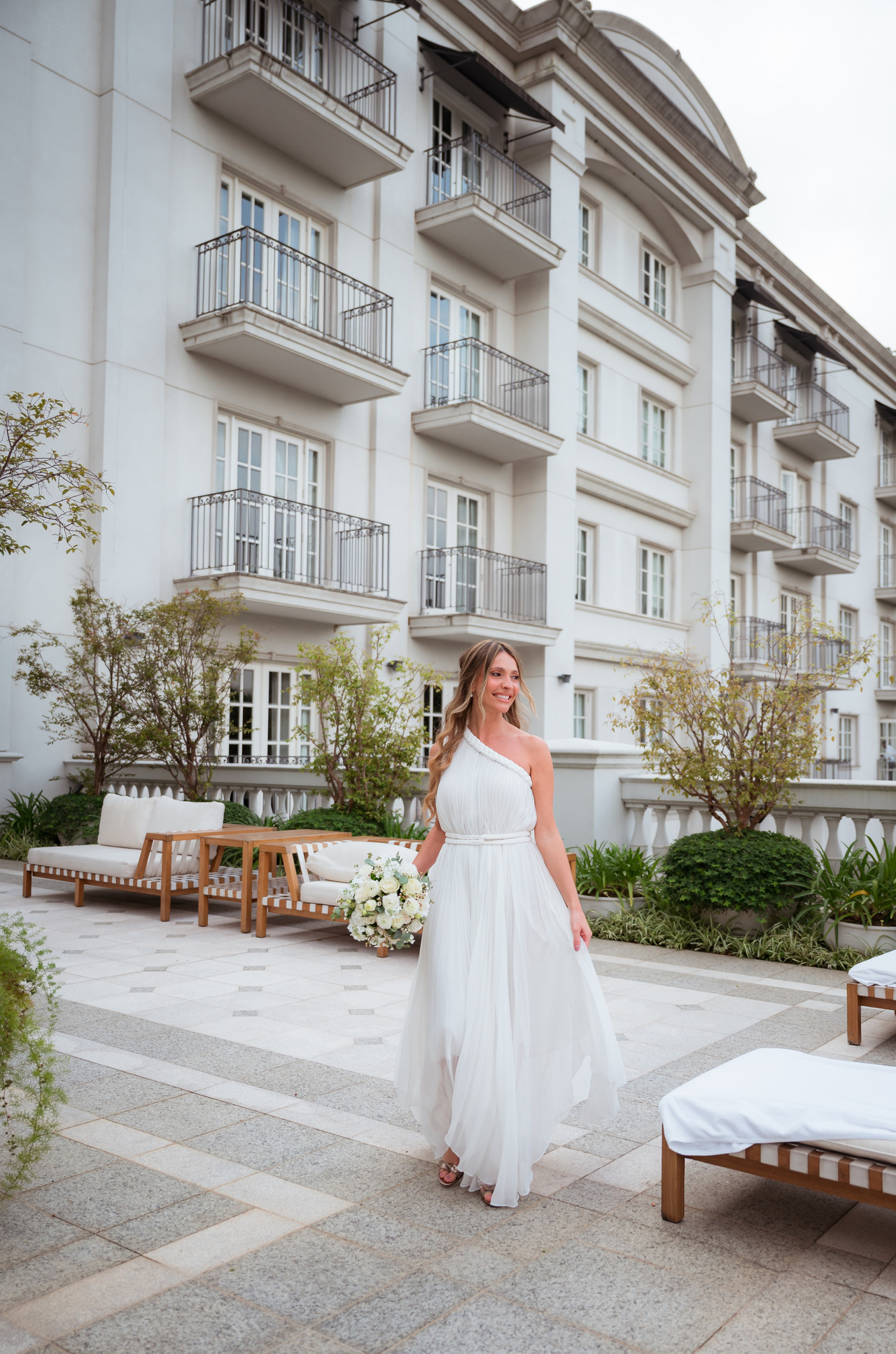 Josie em um vestido de alça única, com leveza e elegância atemporal, captada antes da cerimônia.