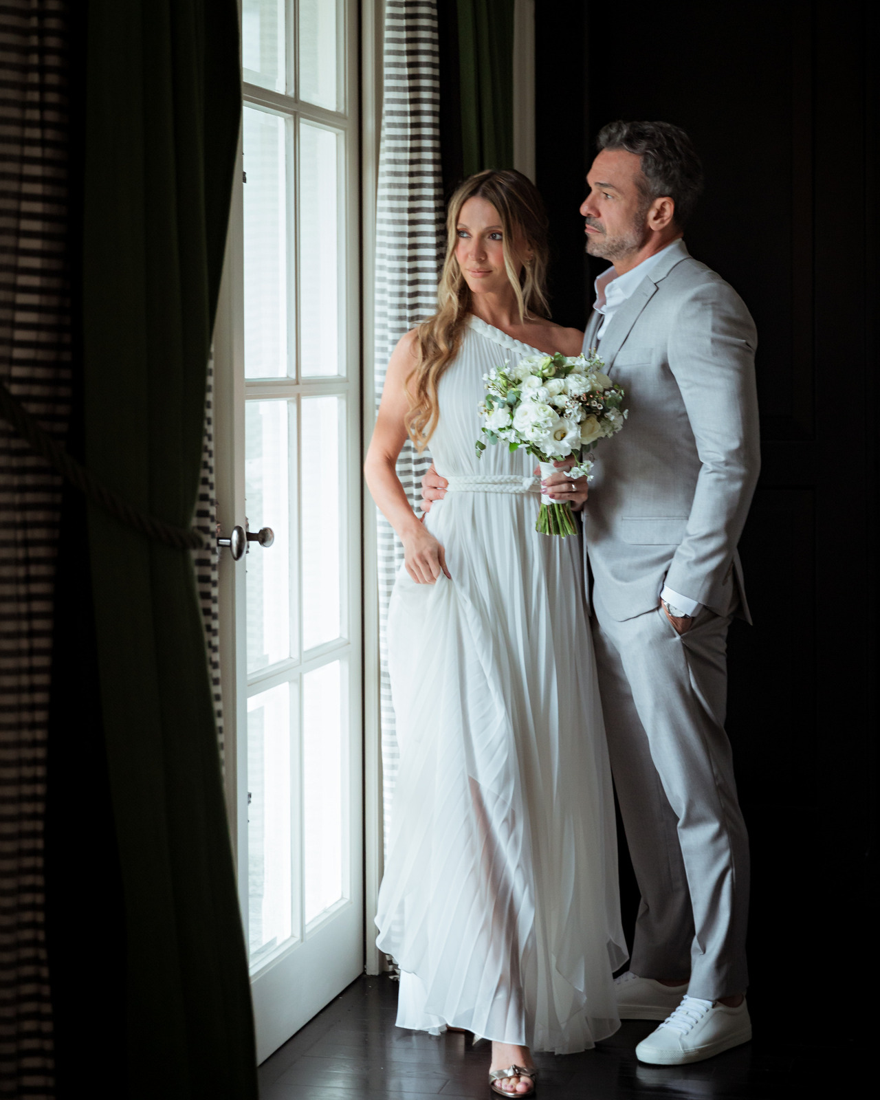 Luz, postura e silêncio: um ensaio que traduz força e sofisticação.