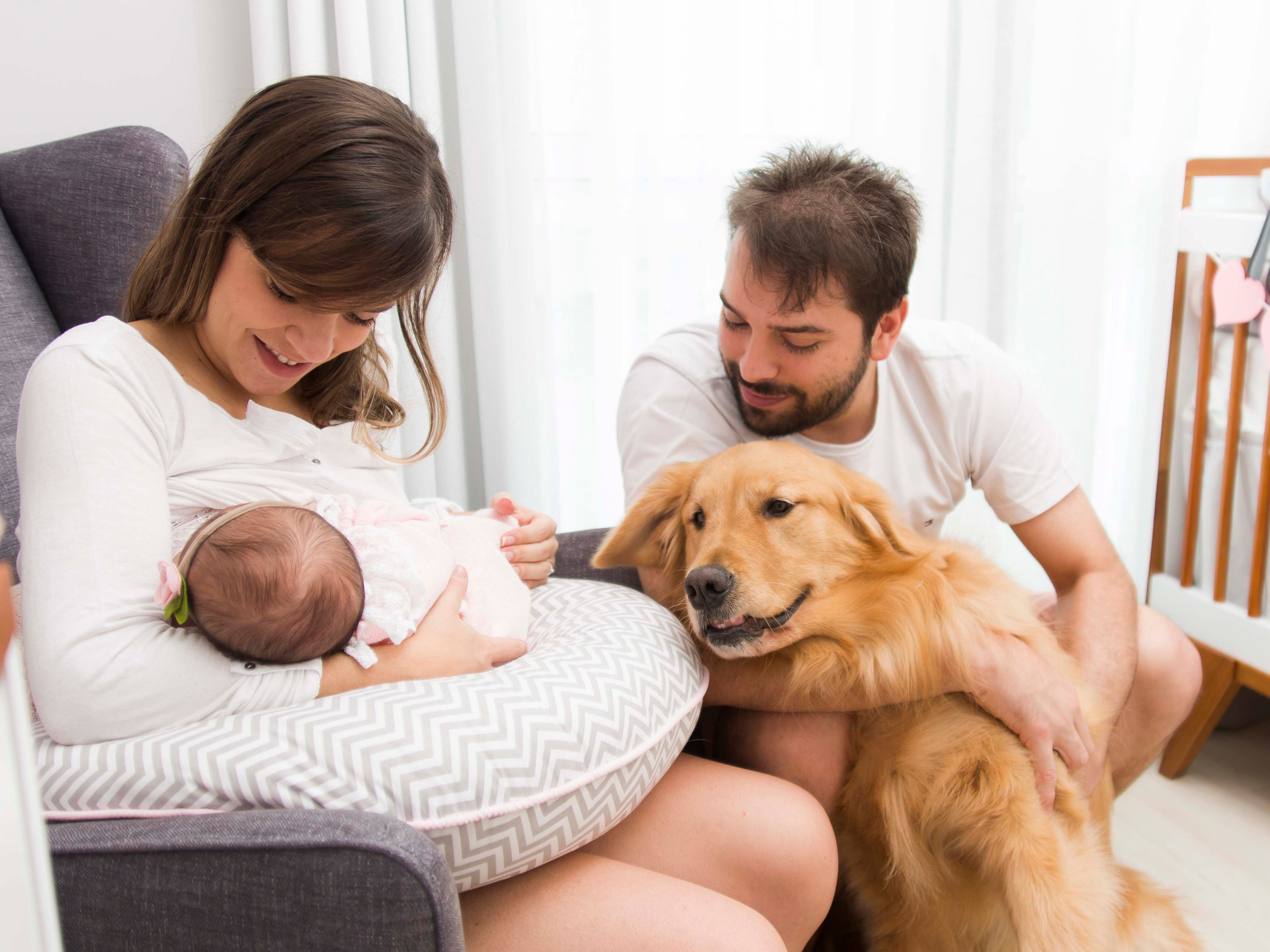 ensaio em casa, ensaio bebê, lifestyle, foto e bebê, newborn em casa, ensaio newborn, ensaio de família, foto de recém-nascido, inspiração ensaio bebê, família, amor, foto com animais, ensaio com cachorro