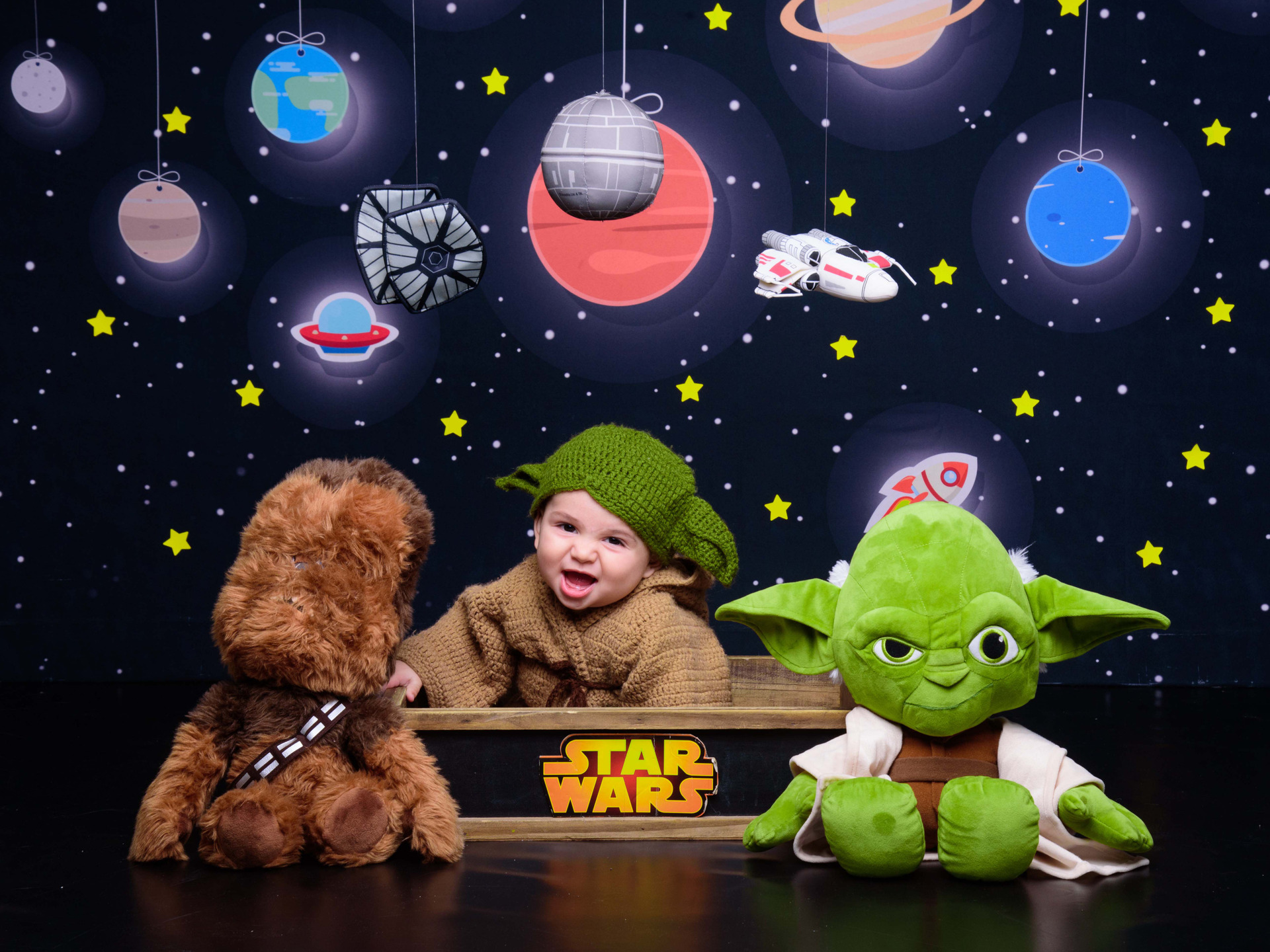 Star Wars, foto de bebê, ensaio infantil, fotografia infantil, sessão star wars, Mestre Yoda, Darth Vader, Milennium Falcon, Princesa Leia, Darth Sirius, Luke Skywalker, Han Solo, Obi-Wan, C-3PO, Chewbacca picadeiro, bebê fantasiado, bebê Yoda, inspiração ensaio bebês, foto de star wars, sessão fotografica familia, bebês fofos, bebês sorridentes, sessão nerd, bebê nerd
