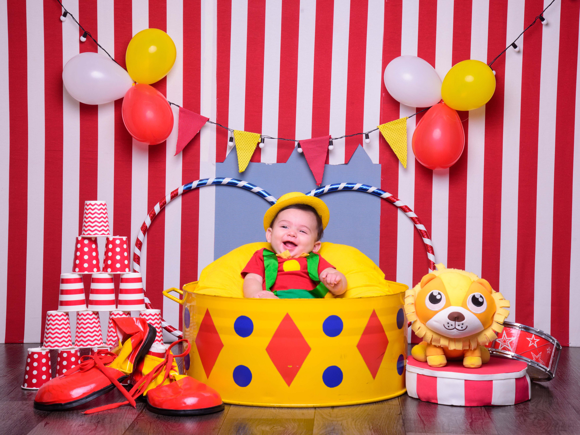foto de bebê, ensaio infantil, fotografia infantil, sessão circo, pipoca, picadeiro, palhaço, bebê fantasiado, bebê palhacinho, inspiração ensaio bebês, foto de circo, sessão fotografica familia, bebês fofos, bebês sorridentes