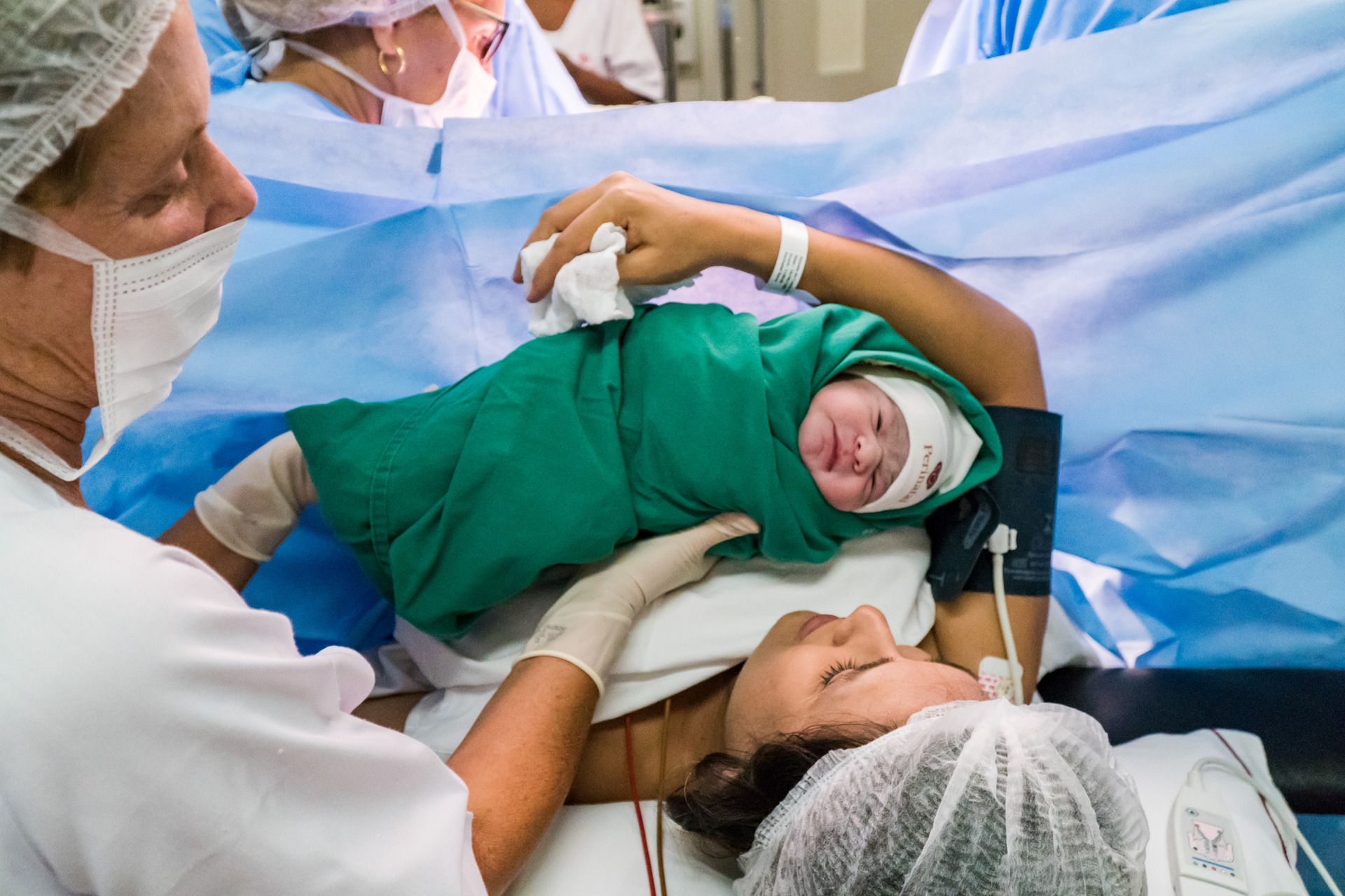 fotografia de parto rj, medica obstetra, fotografia de nascimento, fotografia bebe nascendo, mae segurando bebe ao nascer