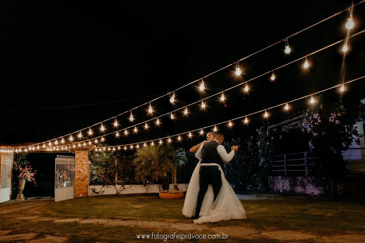 casal dançando a noite em local aberto. casamento ao ar livre a noite