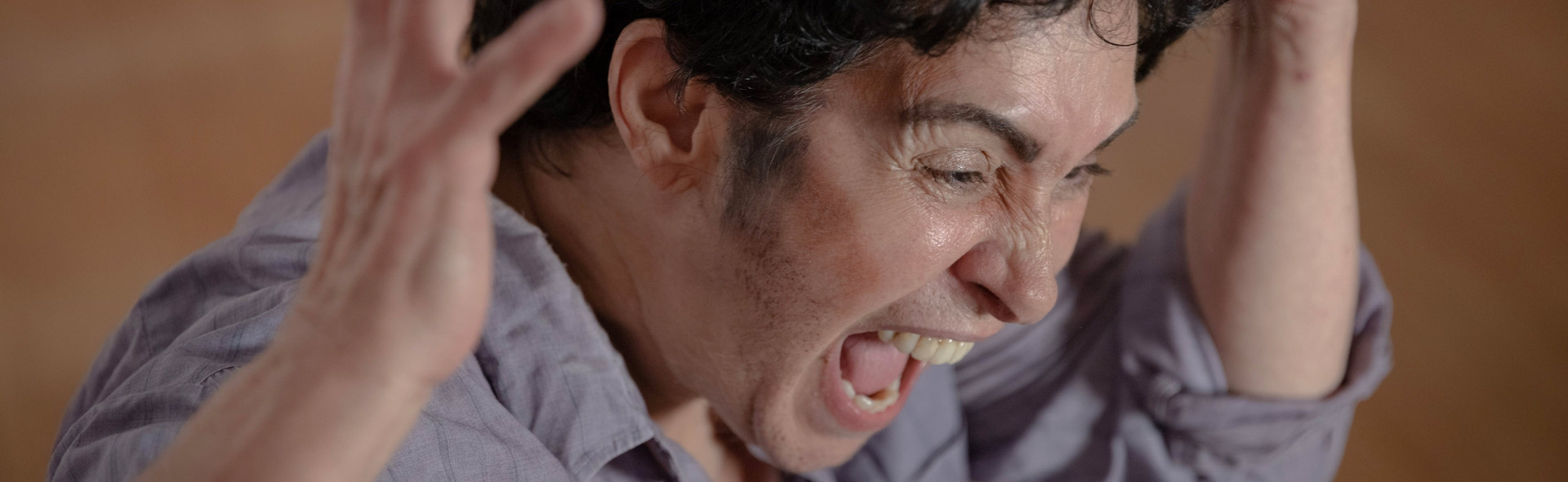 Dalilea Ayala, atriz interpreta Personagem de Dois Perdidos em Uma Noite Suja,  de Plínio Marcos. Na imagem ela grita com as mãos abertas, tensas ao lado da cabeça.