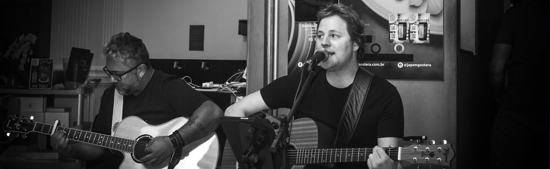 Dupla tocando violão e cantando em restaurante japonês