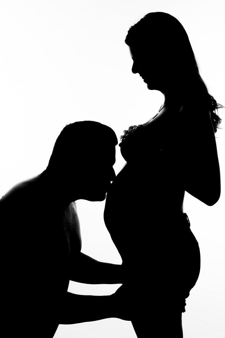 book de gestante pai beijando a barrida