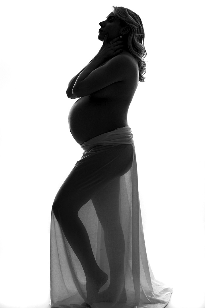 book de gestante segurando o pescoço