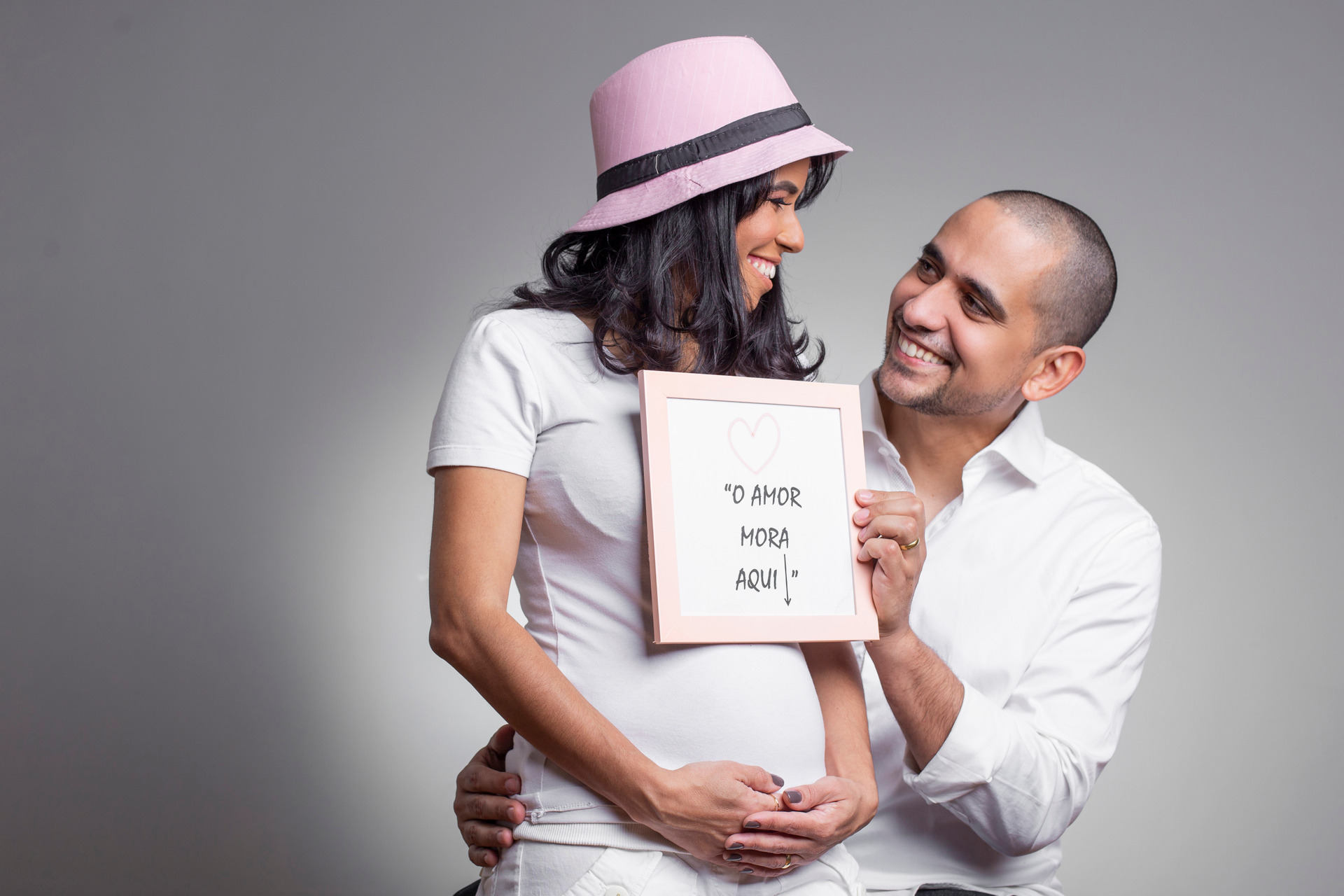 mulher gravida deitada na cama