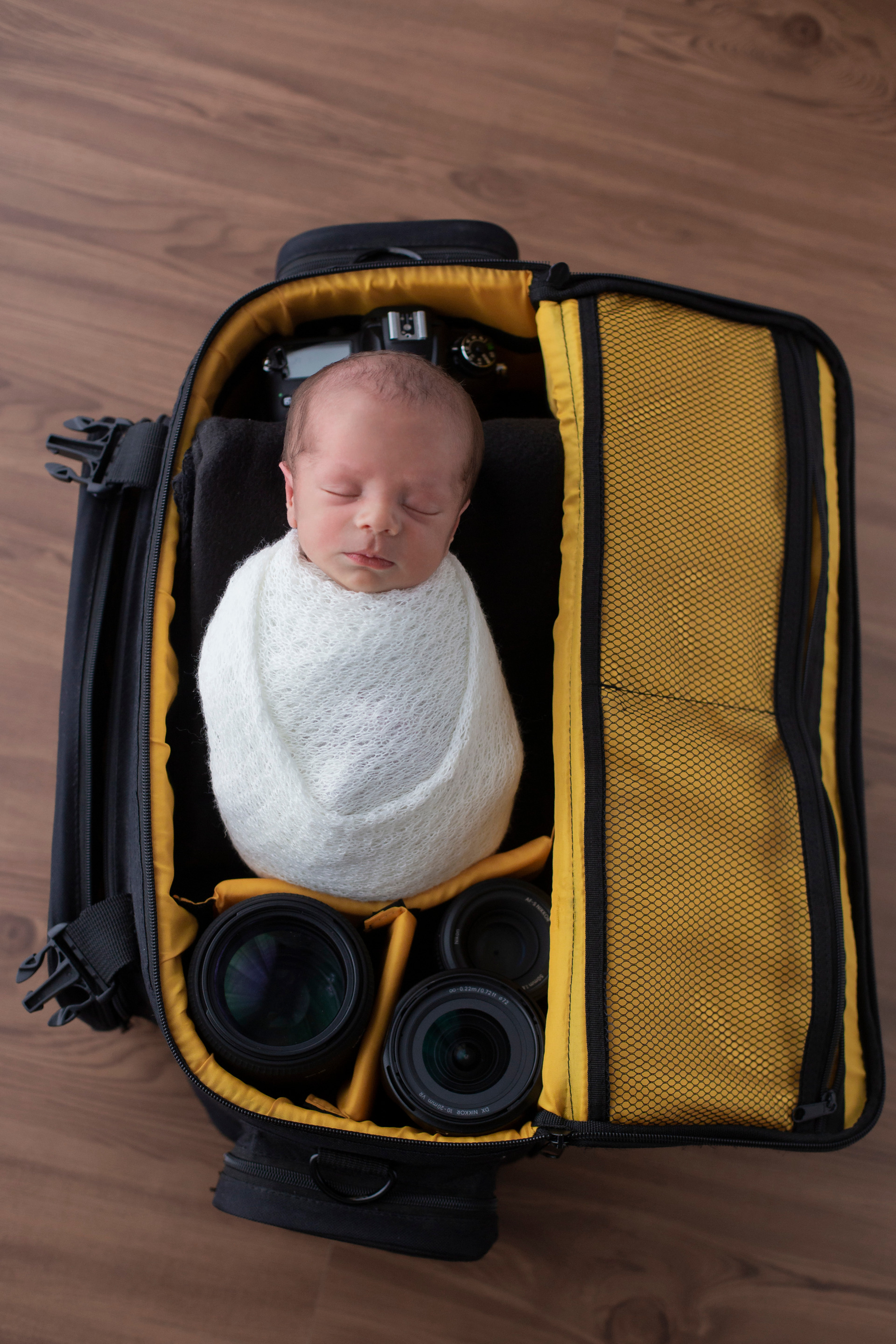 ensaio newborn bebê sorrindo no tecido amarelo