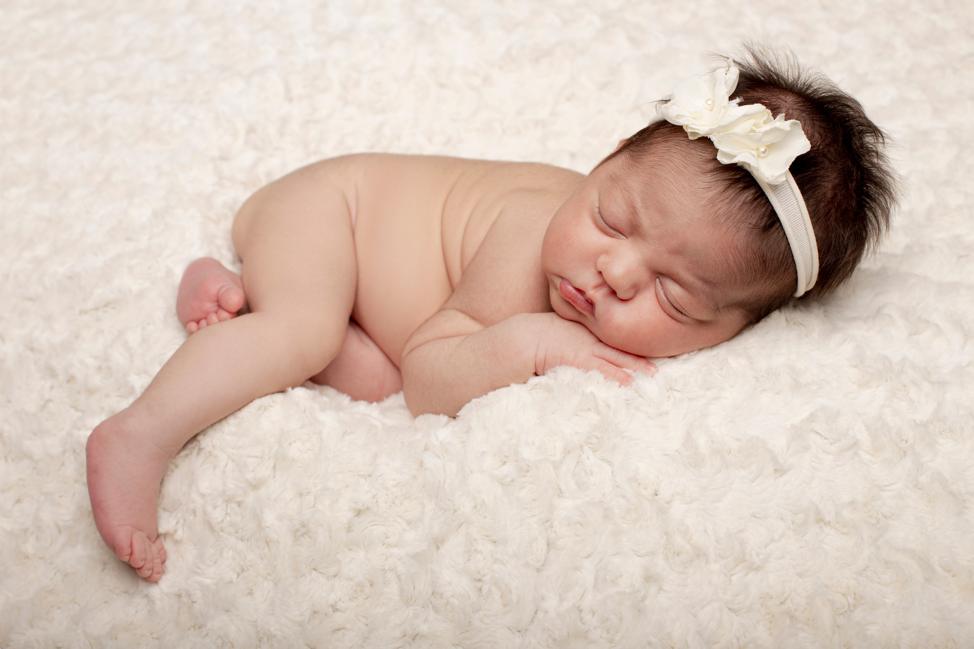 book de newborn em curitiba bebe segurando o queixo