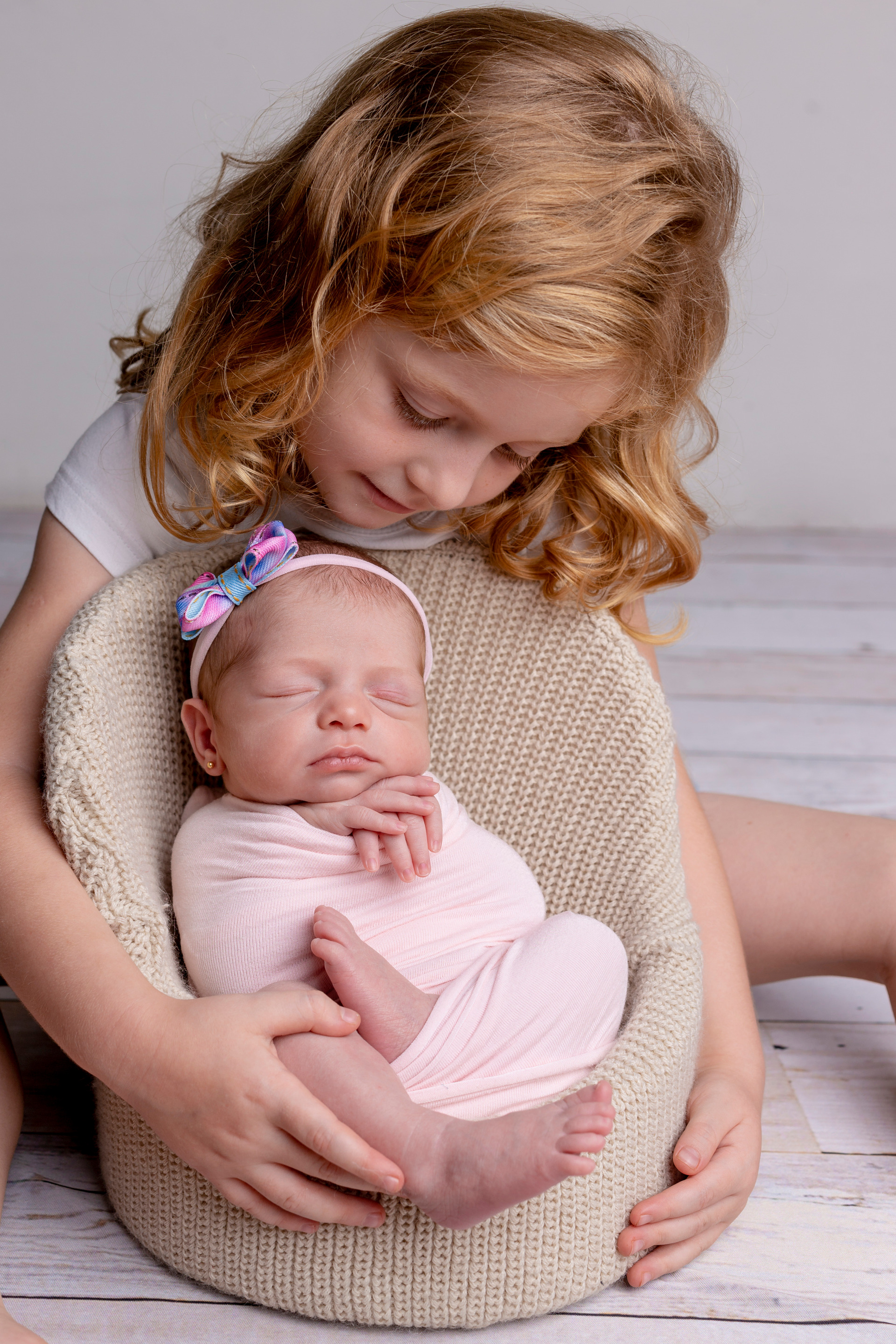 pais seguram bebe newborn no colo