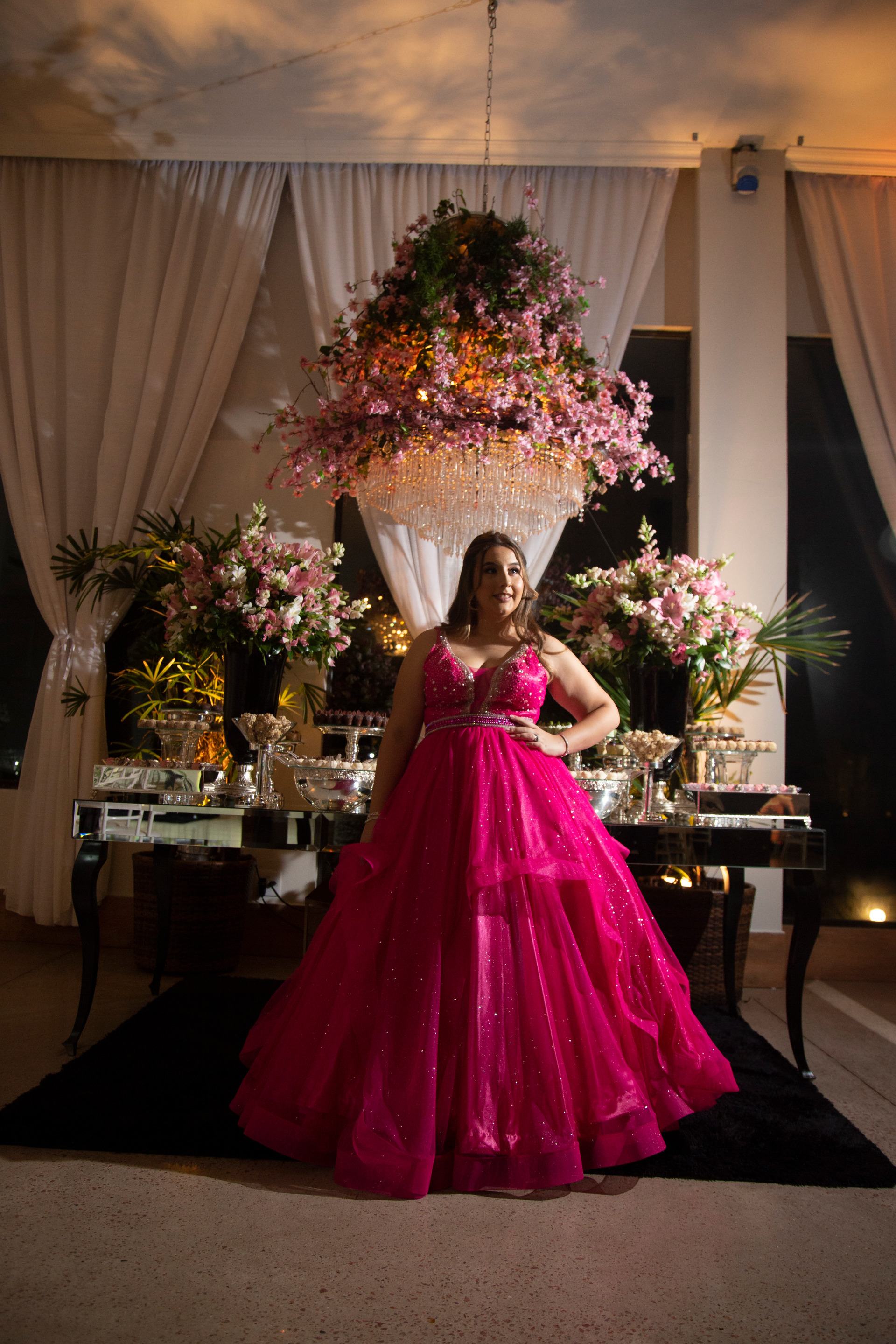 book de gestante segurando o pescoço