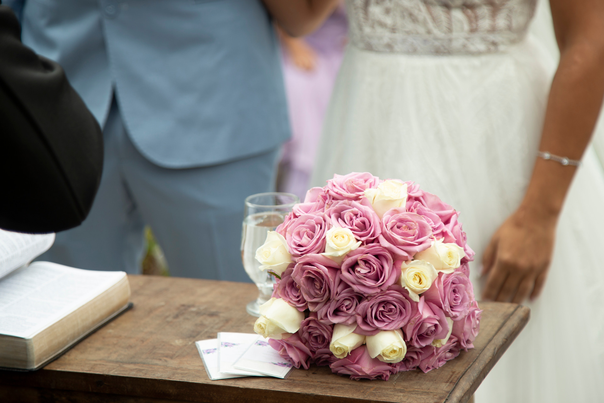 Fotos de recem nascido newborn bebe dormindo na cama rosa