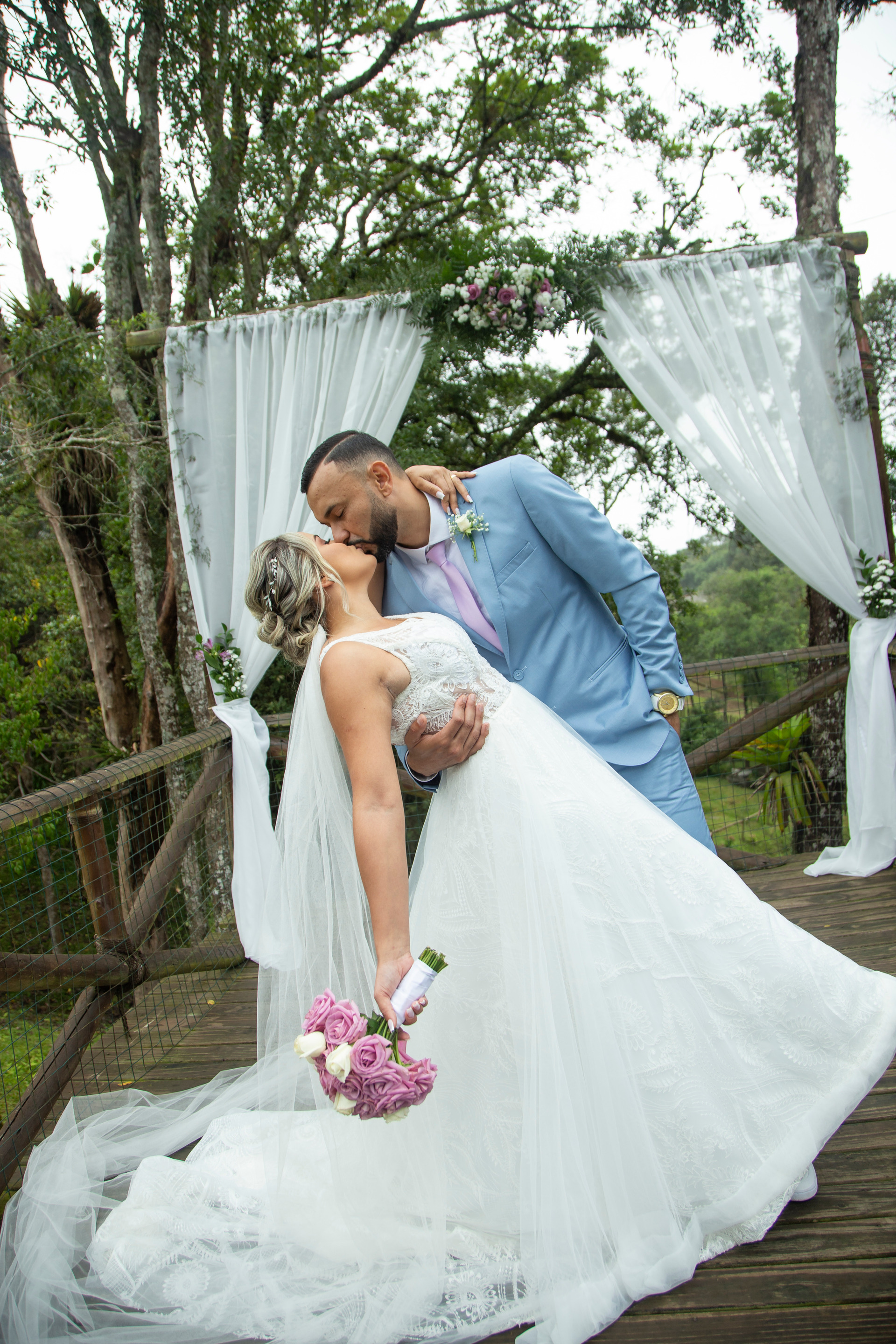 bebê recém nascido sorrindo com a mae