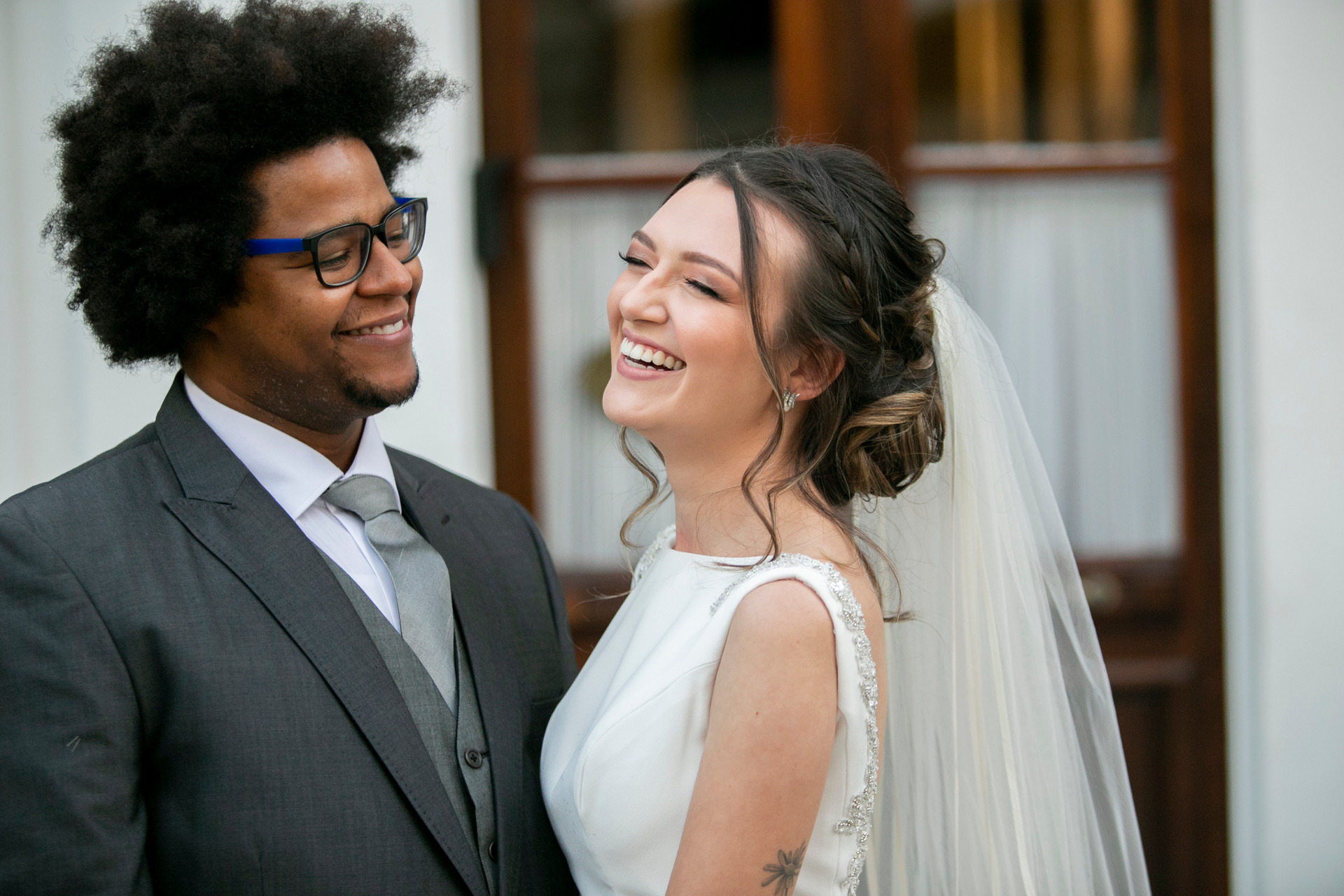 ensaio newborn bebê sorrindo no tecido amarelo