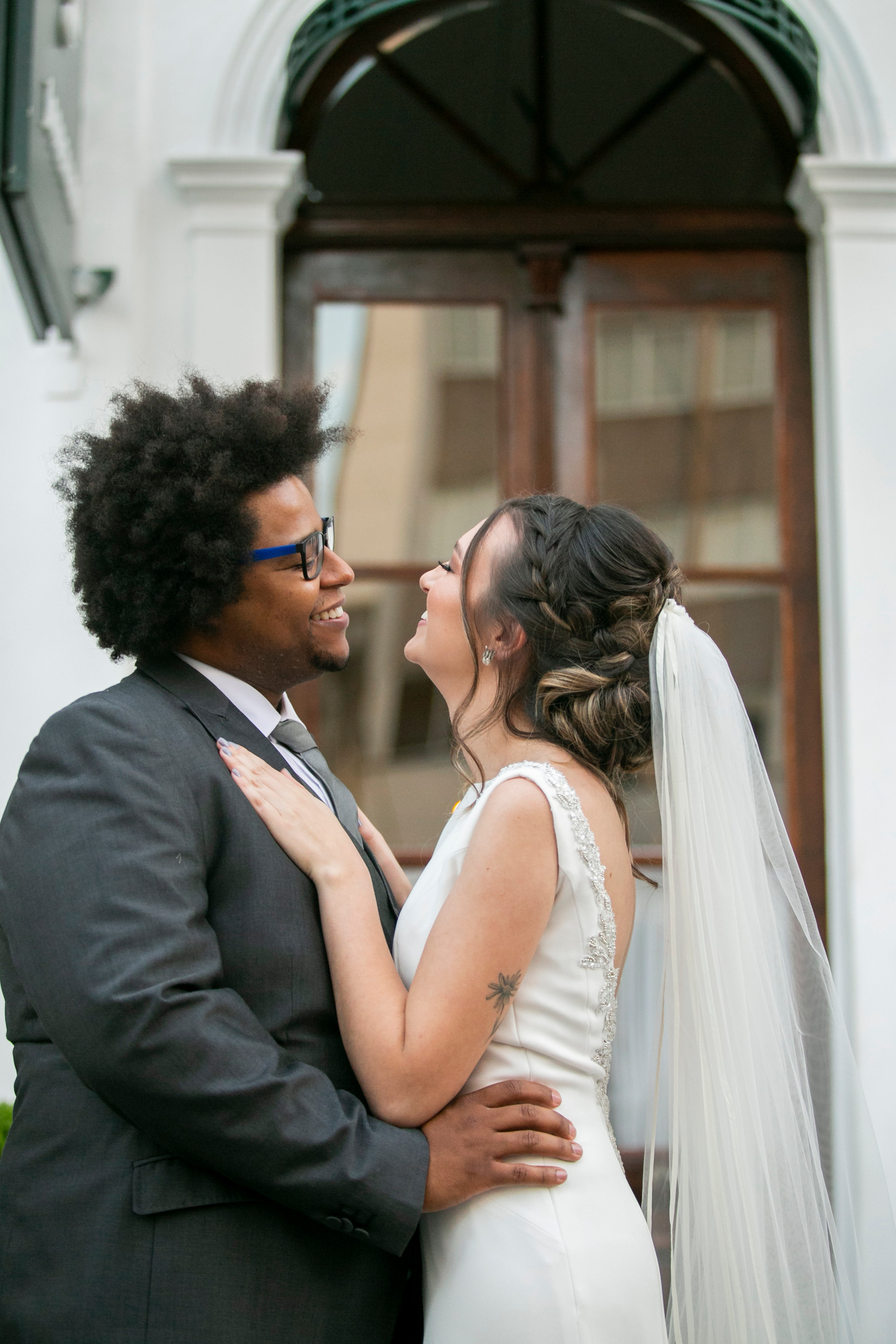 pais seguram bebe newborn no colo