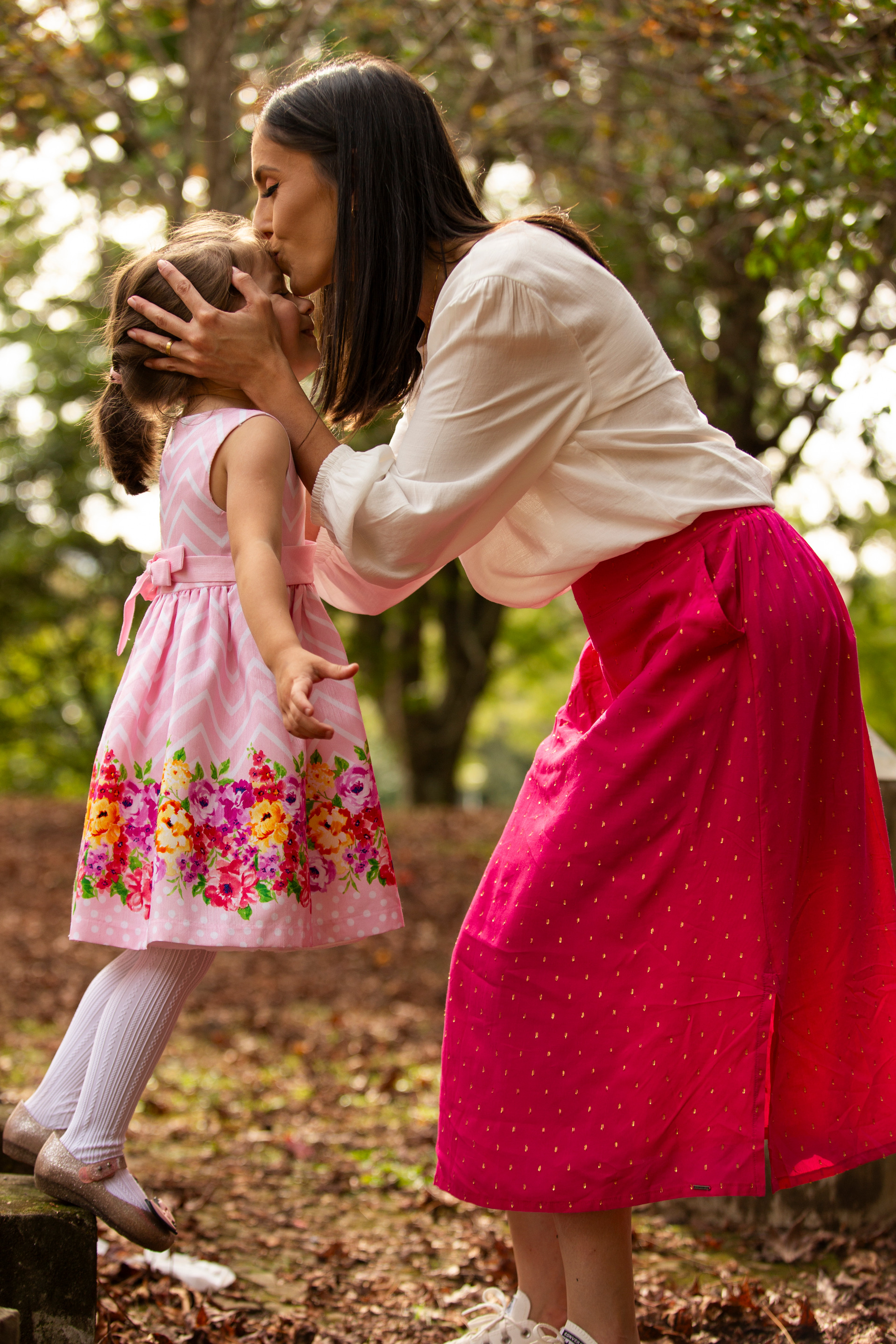 book de gestante segurando o pescoço