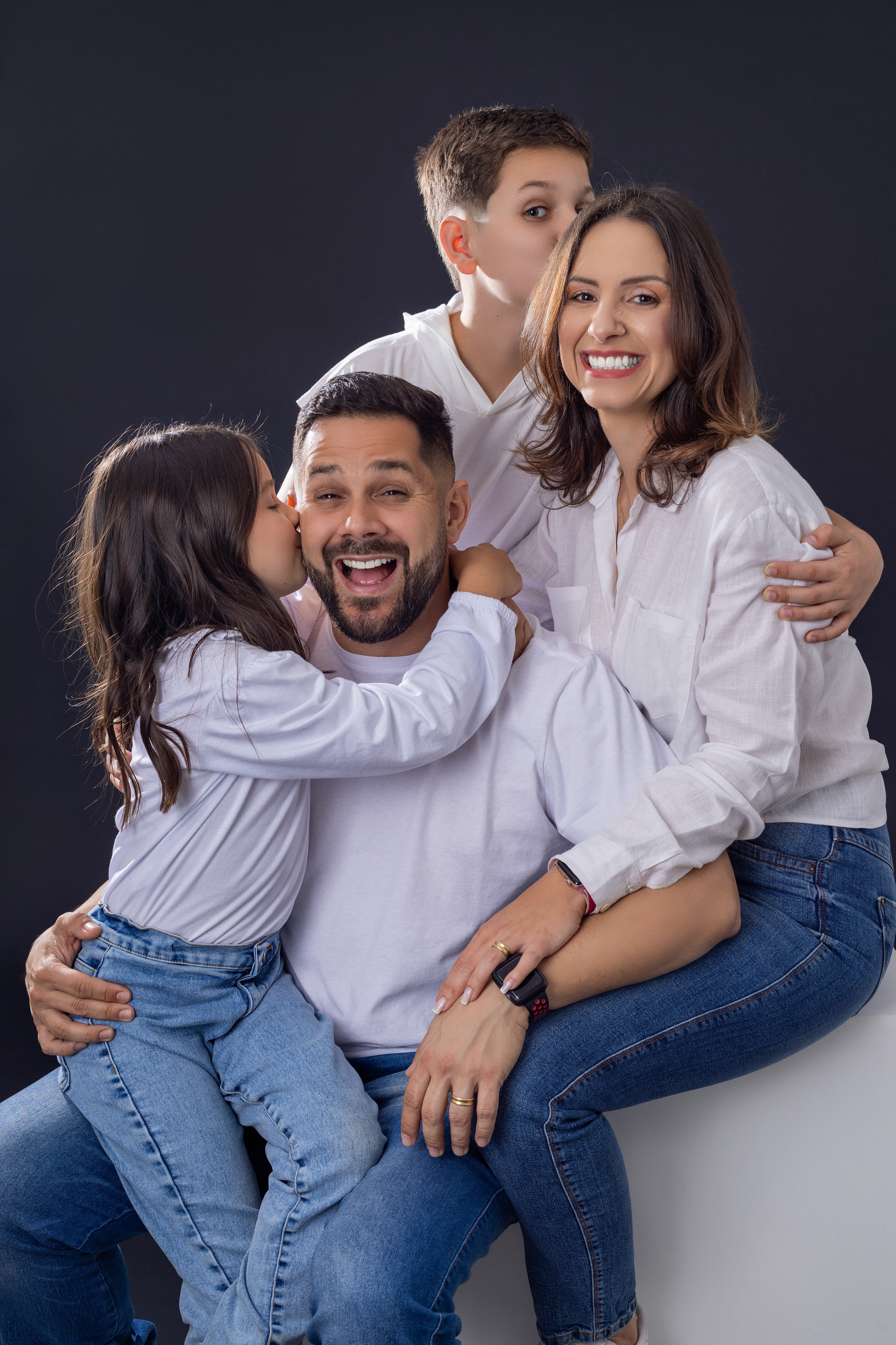 book de gestante segurando o pescoço