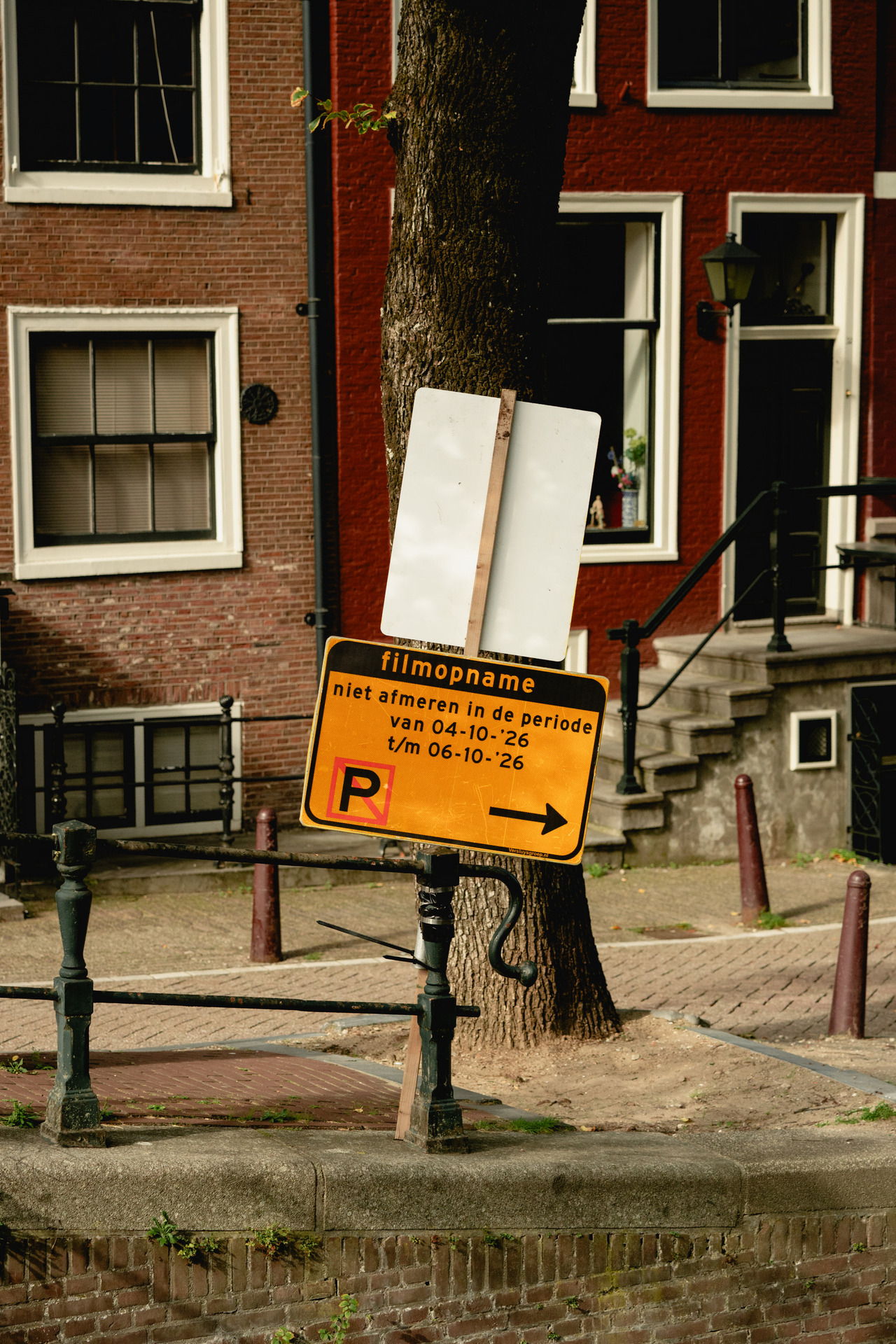Filming notice on Leidsegracht prohibiting boat mooring from 4 to 6 October 2026.