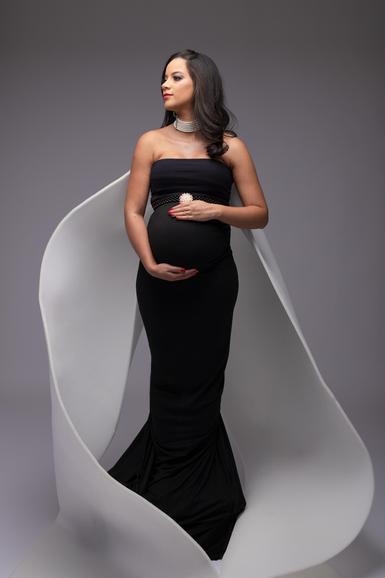 fotografia de gestante com uma produção exclusiva o vestido imperial modelado diretamente no corpo da gestante