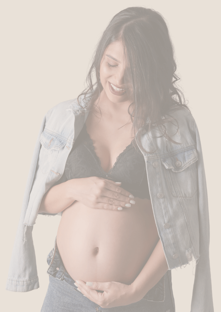 Foto de Gestante com jaqueta jeans e calça jeans