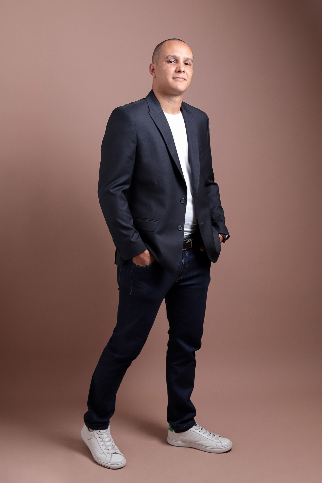 Fotografia profissional masculina com imagem clássica e postura confiante, comunicando autoridade, clareza e identidade profissional