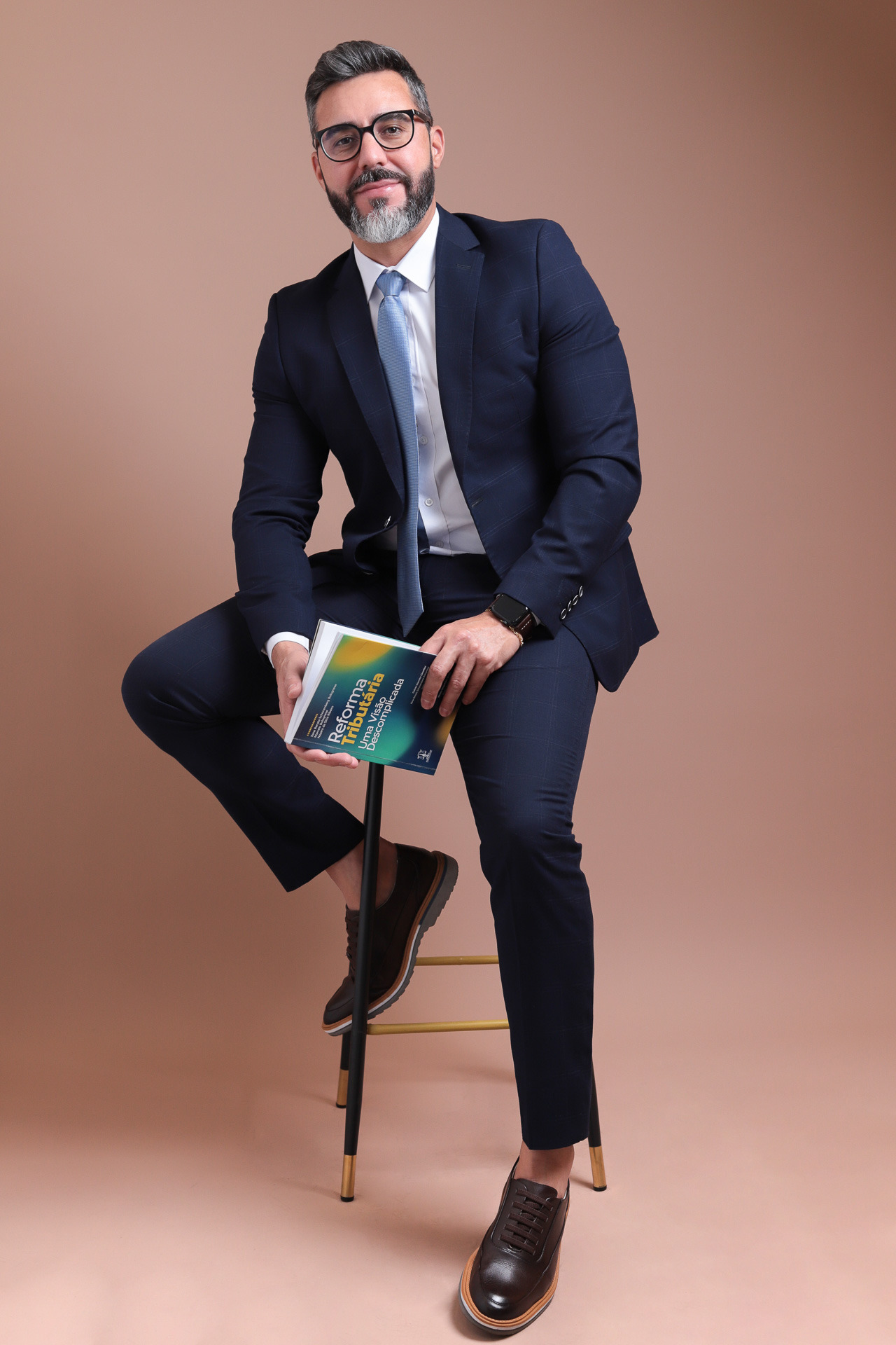 Ensaio de posicionamento profissional masculino com postura relaxada e imagem estratégica, comunicando credibilidade, identidade e autoridade