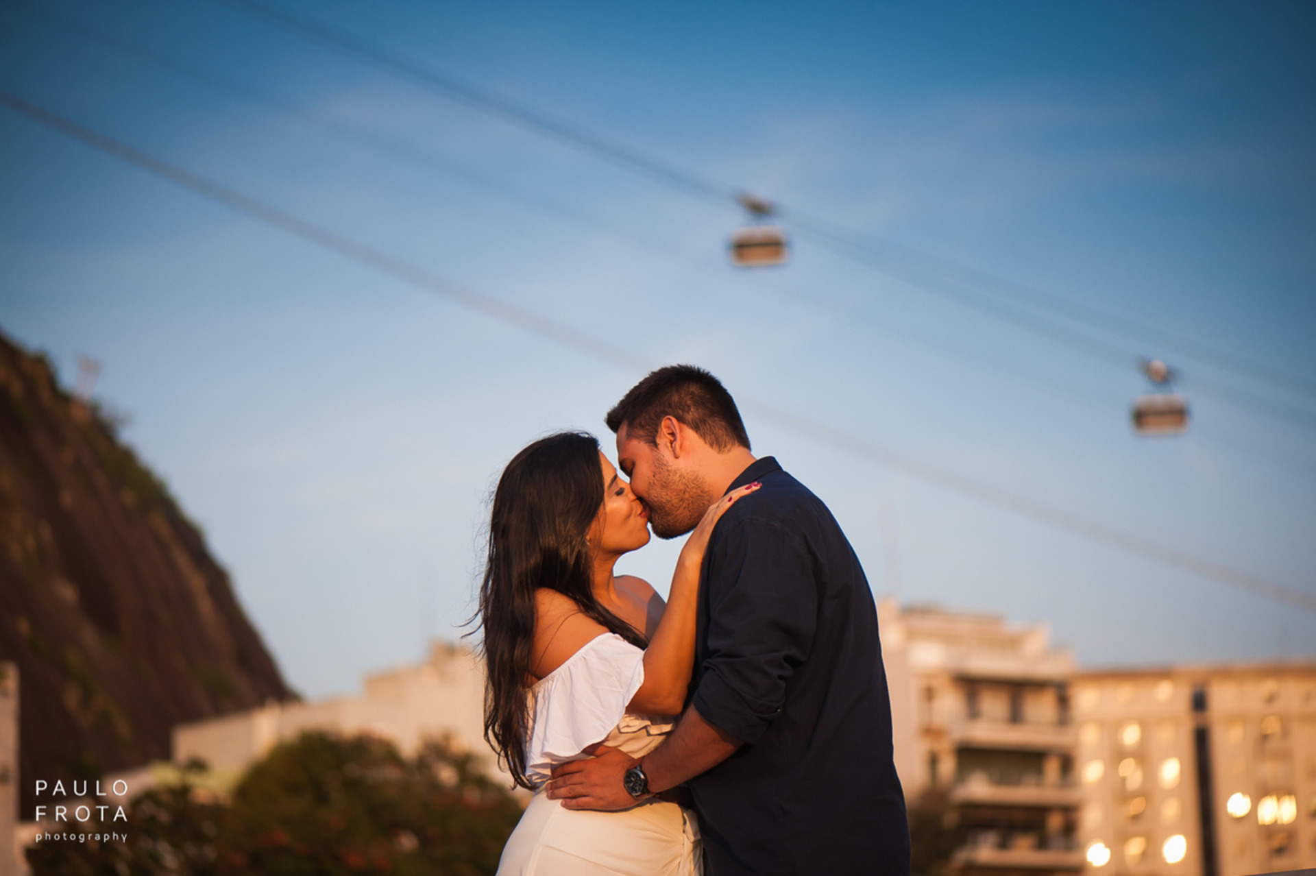 foto na urca com o bondinho no terceiro plano