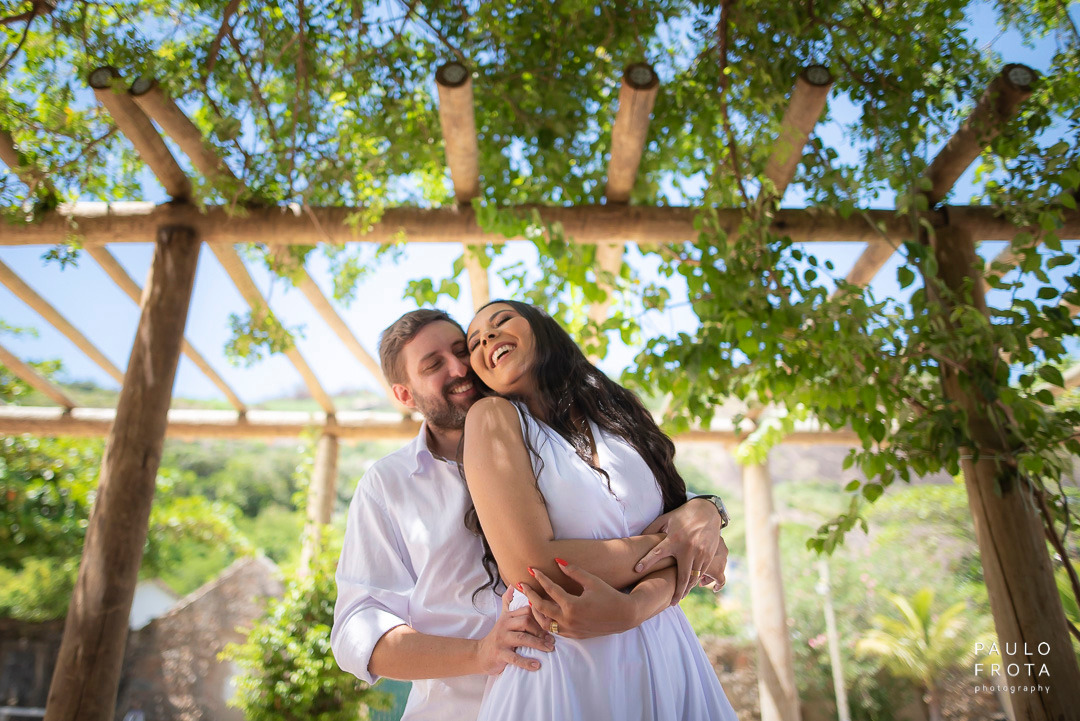 casal se abraçando e sorrindo