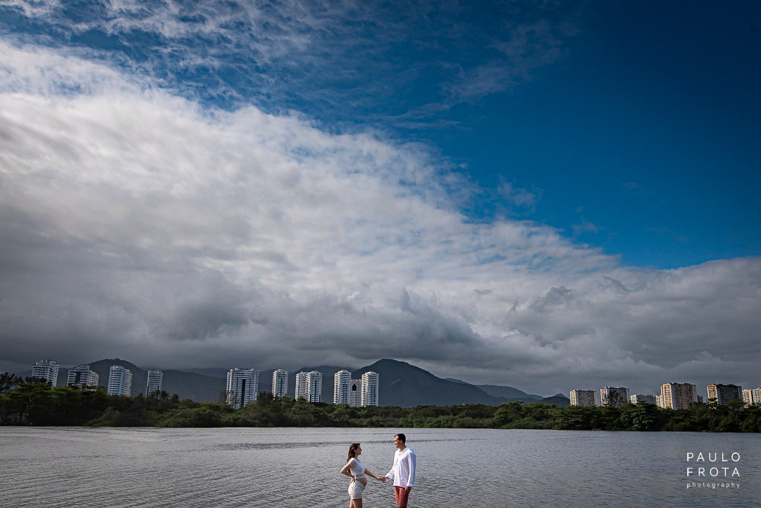 casal de maos dadas na lagoa da reserva