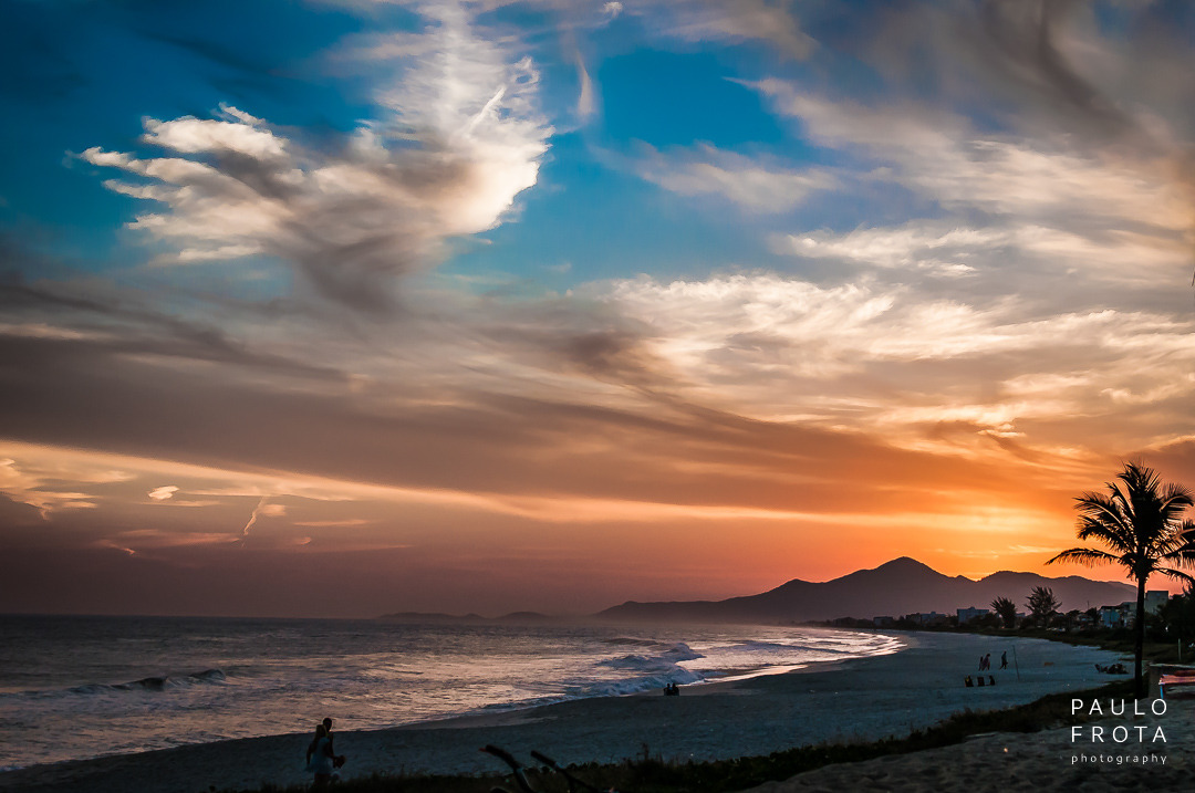 Por do sol na praia da vila em saquamrea