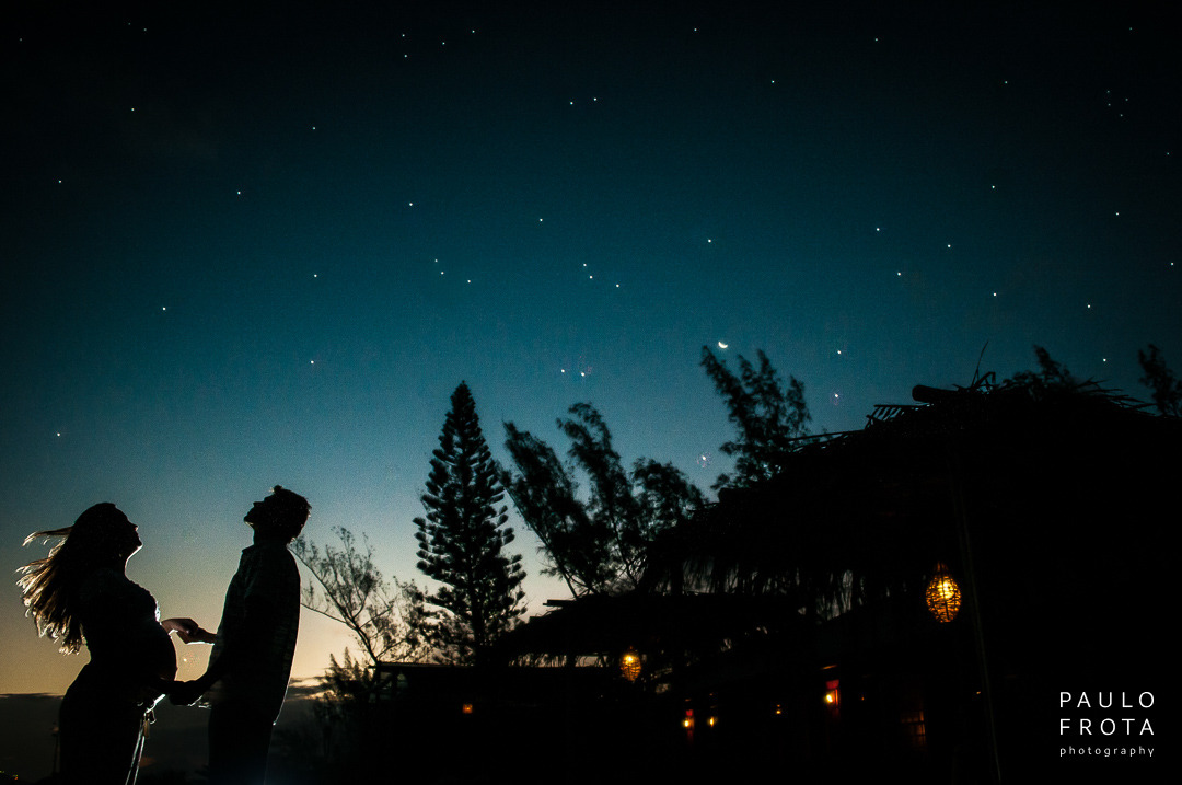 casal em silhueta com estrelas no céu