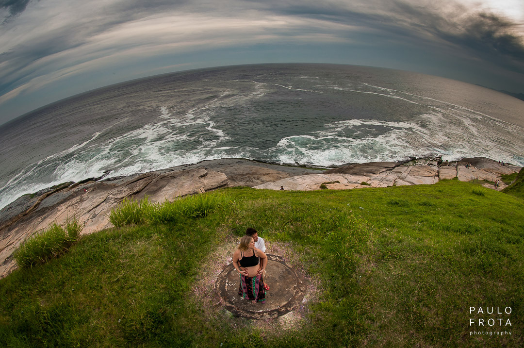 casal ao lado da igreja de saquarema com vista para o mar, fotografia feita por drone
