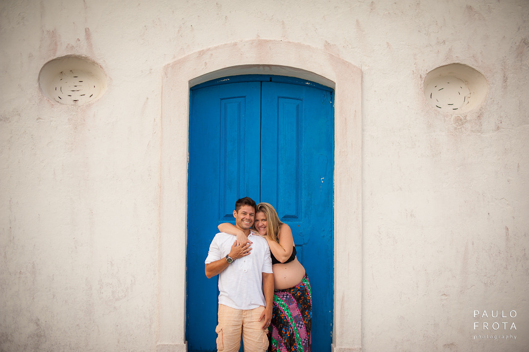casal se abraçando na porta da igreja de Saquarema