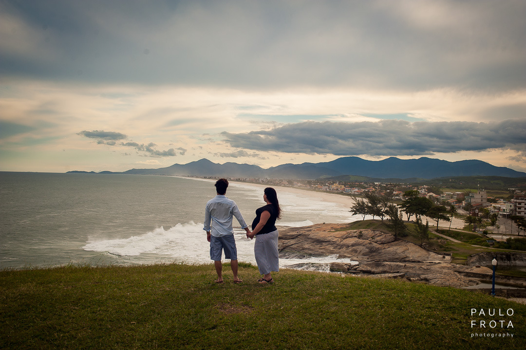 casal gestante olhando em direção a praia da vila, do alto da igreja em saquarema