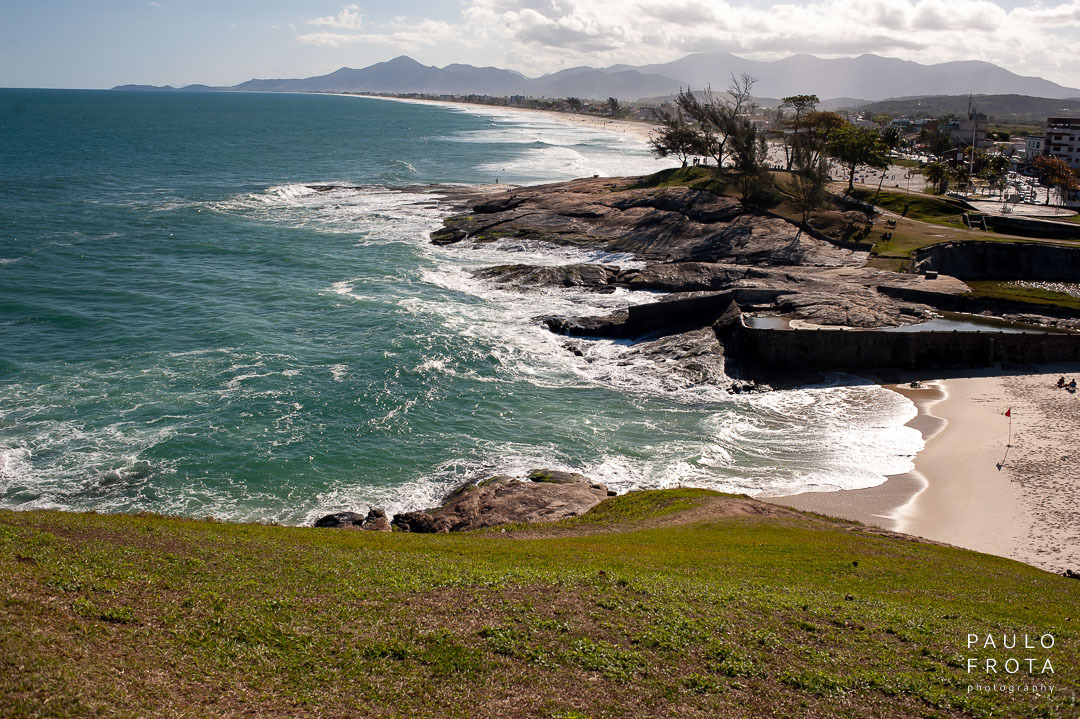 vista do alto da igreja para a praia do canto em saquarema rj