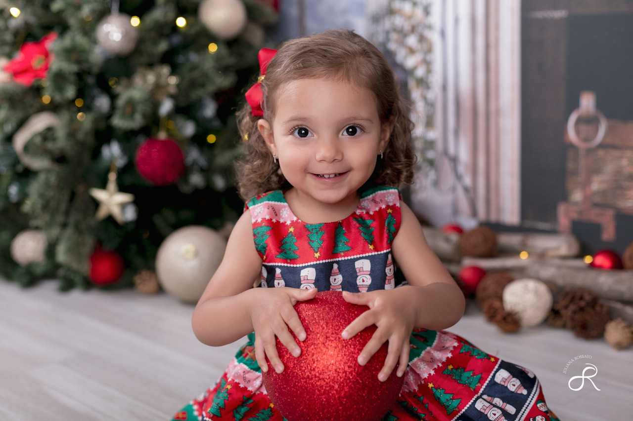Ensaio fotográfico de Natal infantil realizado em estúdio em São Paulo (SP) com a participação da família.