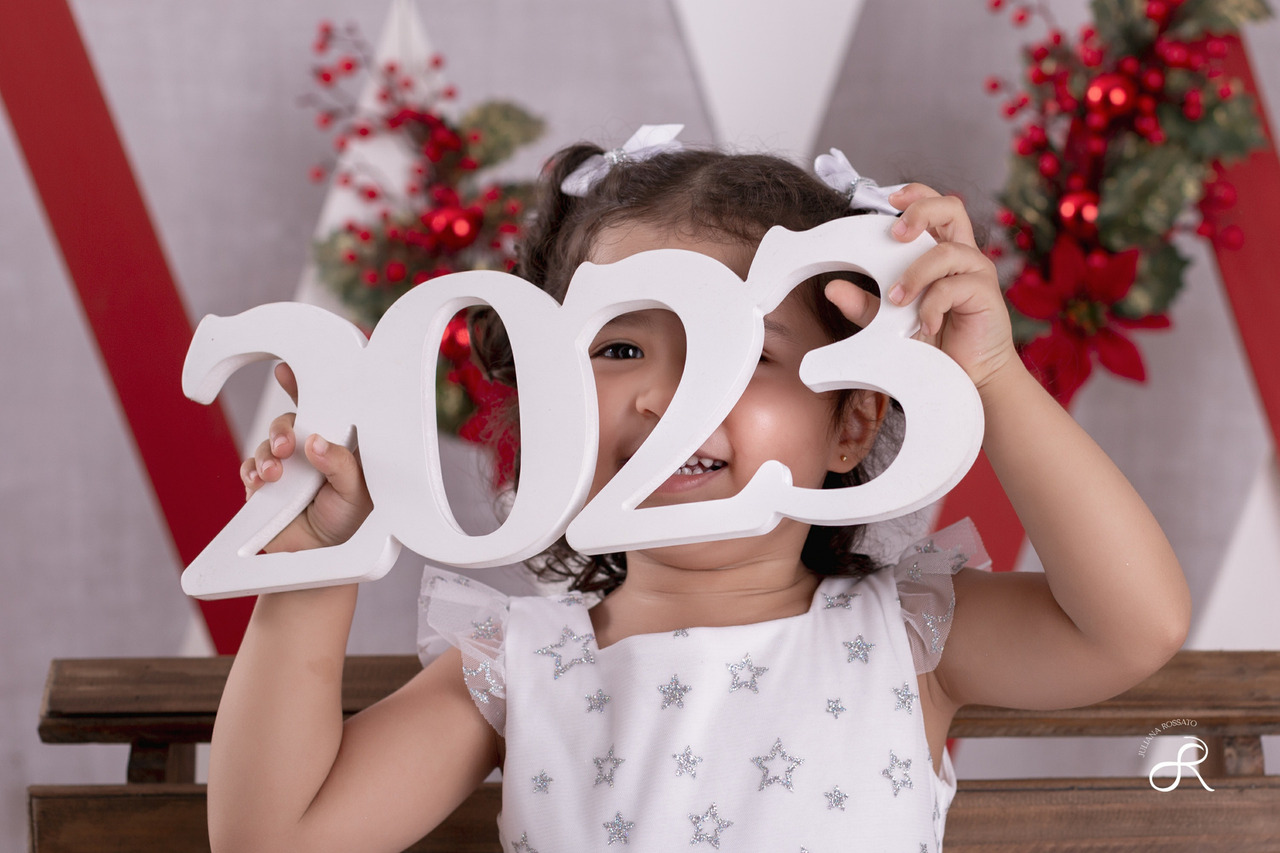 Ensaio fotográfico de Natal infantil realizado em estúdio em São Paulo (SP) com a participação da família.