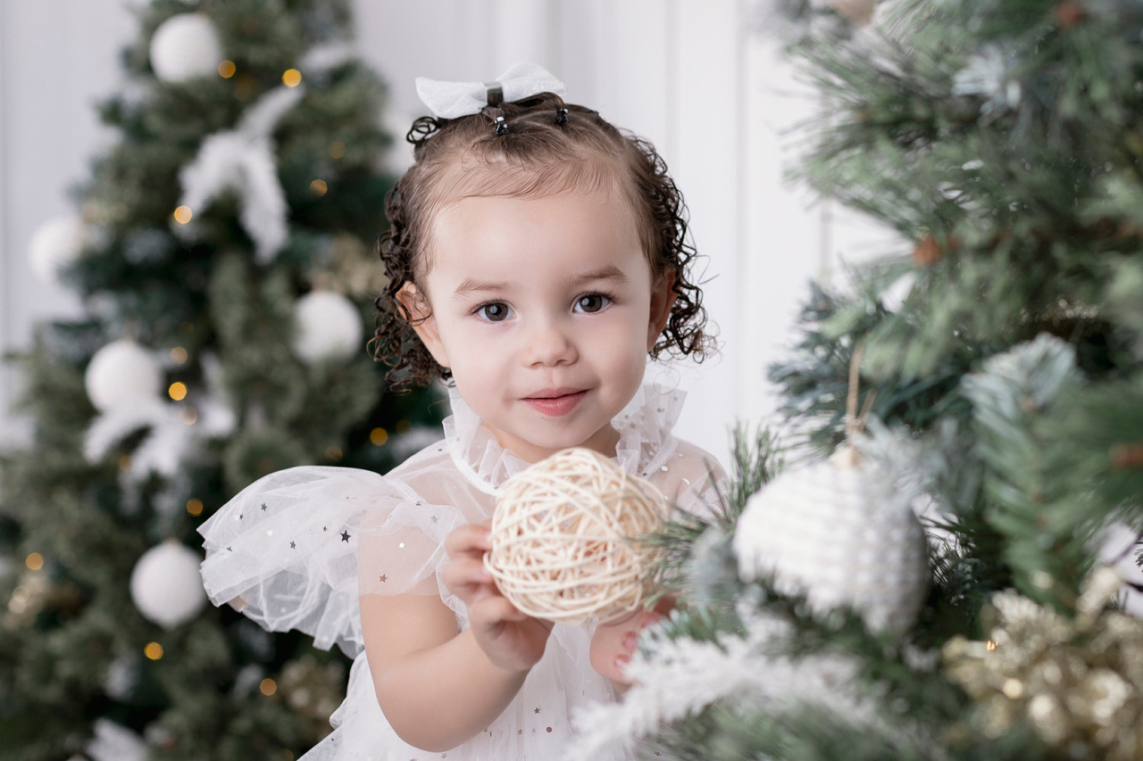 Ensaio fotográfico de Natal infantil realizado em estúdio em São Paulo (SP) com a participação da família.