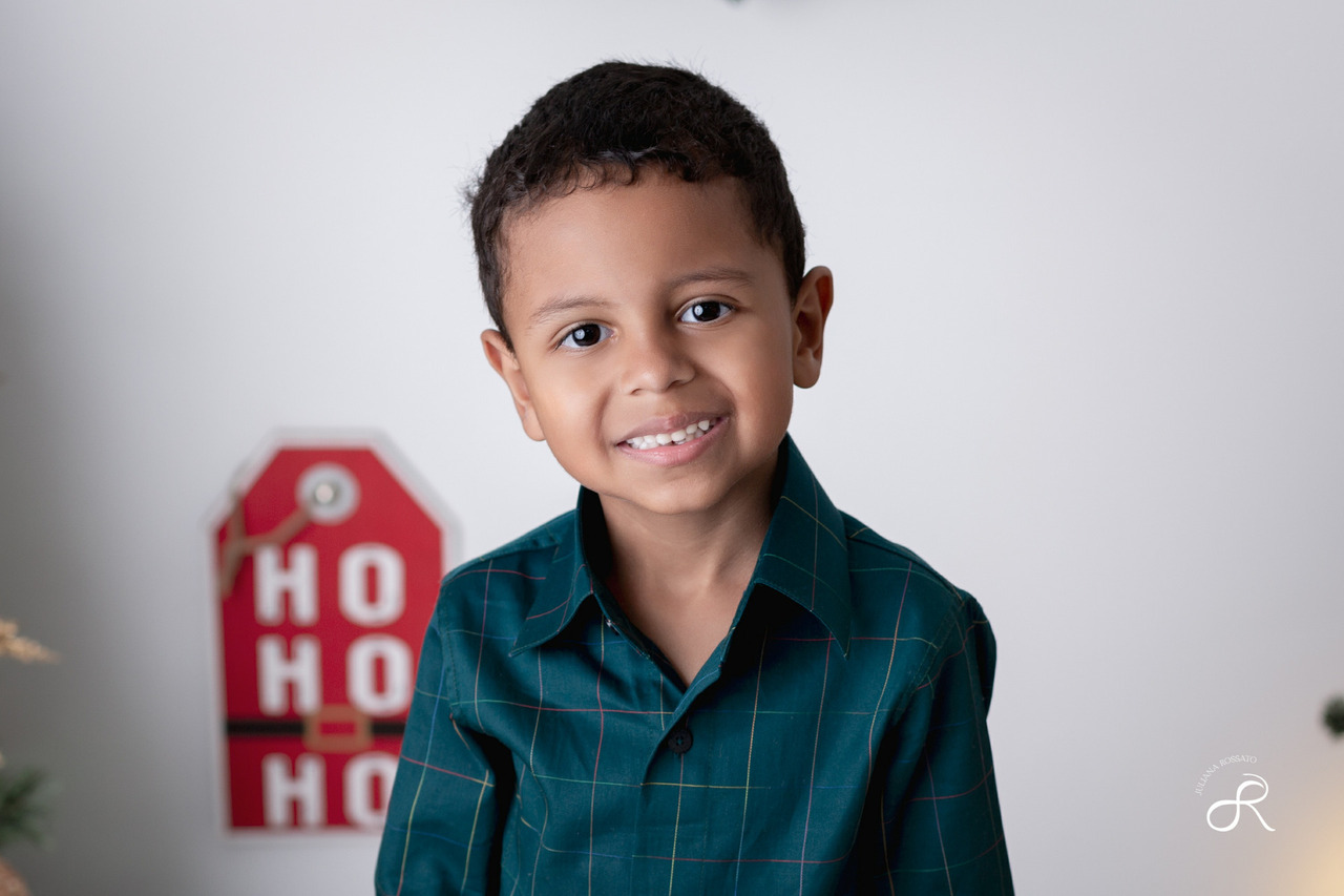 Ensaio fotográfico de Natal infantil realizado em estúdio em São Paulo (SP) com a participação da família.