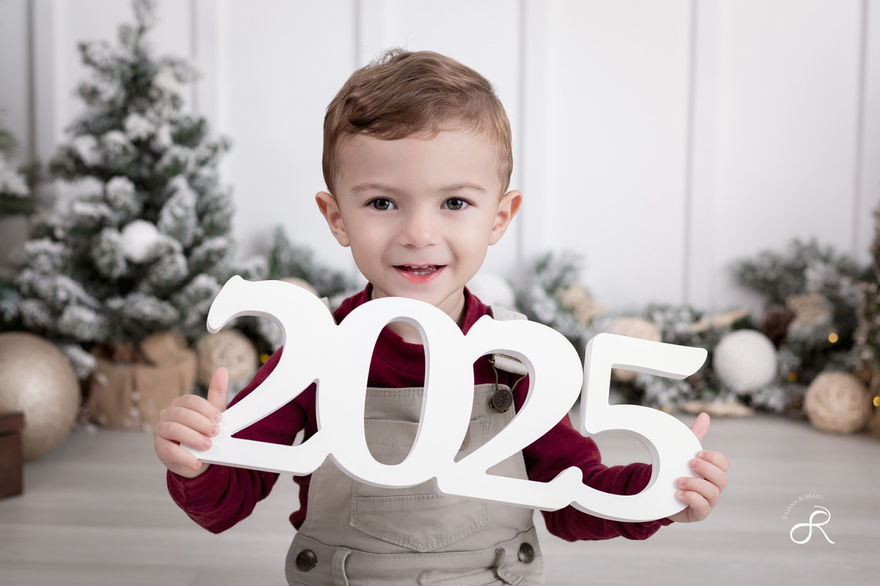 Ensaio fotográfico de Natal infantil realizado em estúdio em São Paulo (SP) com a participação da família.