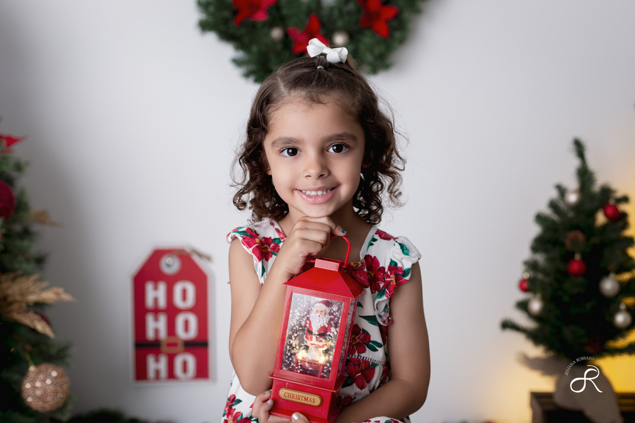Ensaio fotográfico de Natal infantil realizado em estúdio em São Paulo (SP) com a participação da família.