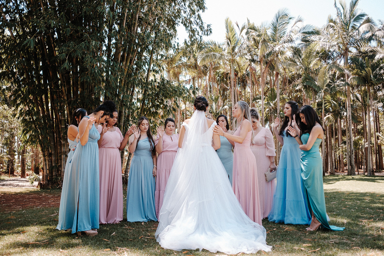 Momento Sublime, quando a noiva recebe oração, em imposição de mãos das madrinhas, num dia ensolarado, antes do casamento