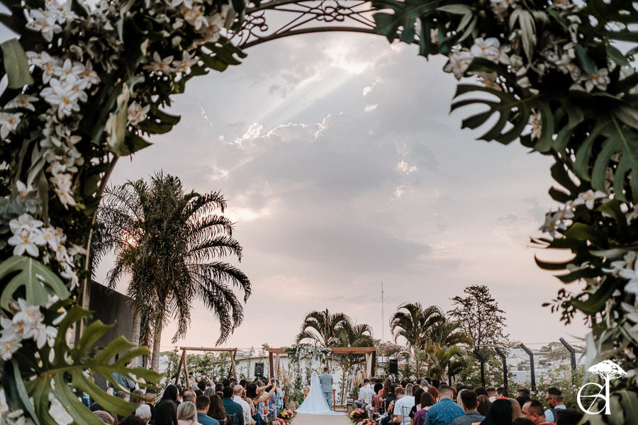 Cerimônia de casamento ao entardecer, no pôr do sol, com um céu lindo e abençoado