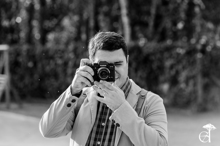 foto em preto e branco do fotógrafo, Elisson Andrade, durante um casamento