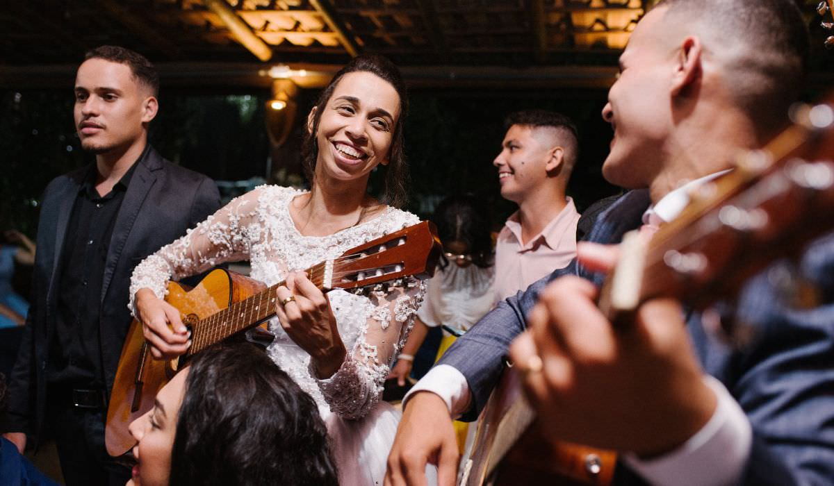 Noiva tocando violão com o noivo em casamento simples na cidade de Peabiru/PR