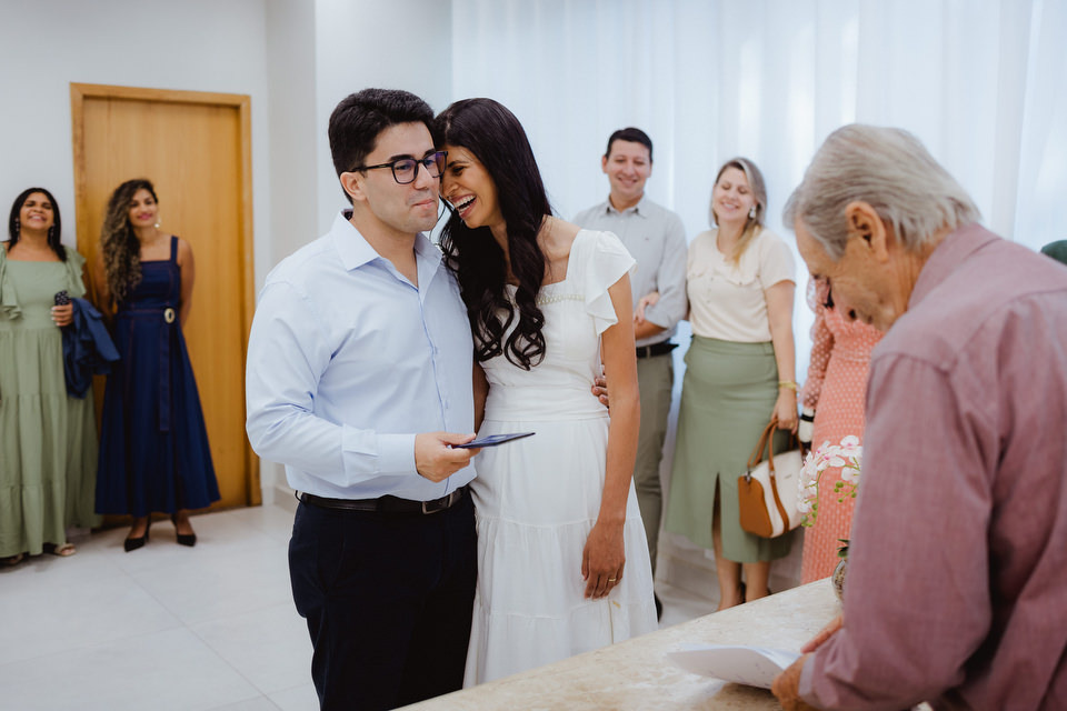 Noivos rindo muito próximos um do outro logo após a cerimônia de casamento civil