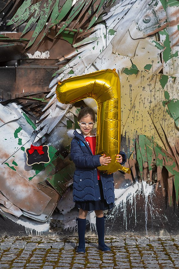 A doce Inês em frente a uma magnífica obra do Bordalo II